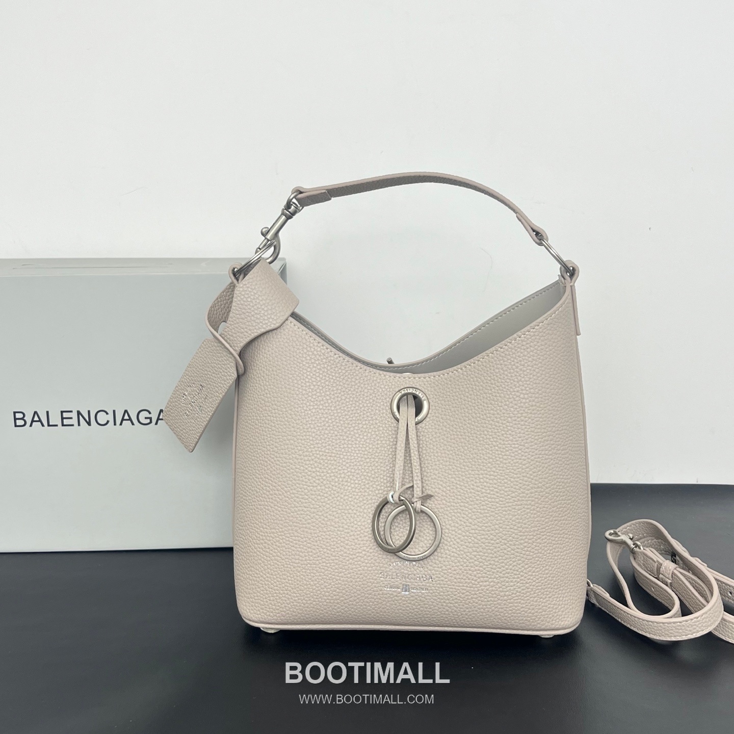 Balenciaga Carrie Hobo Grained Calfskin Bucket Bag with Aged Gold Hardware 발렌시아가 캐리 호보 그레인 카프스킨 버킷백 에이징 골드 하드웨어 블랙 8811 25cm 1