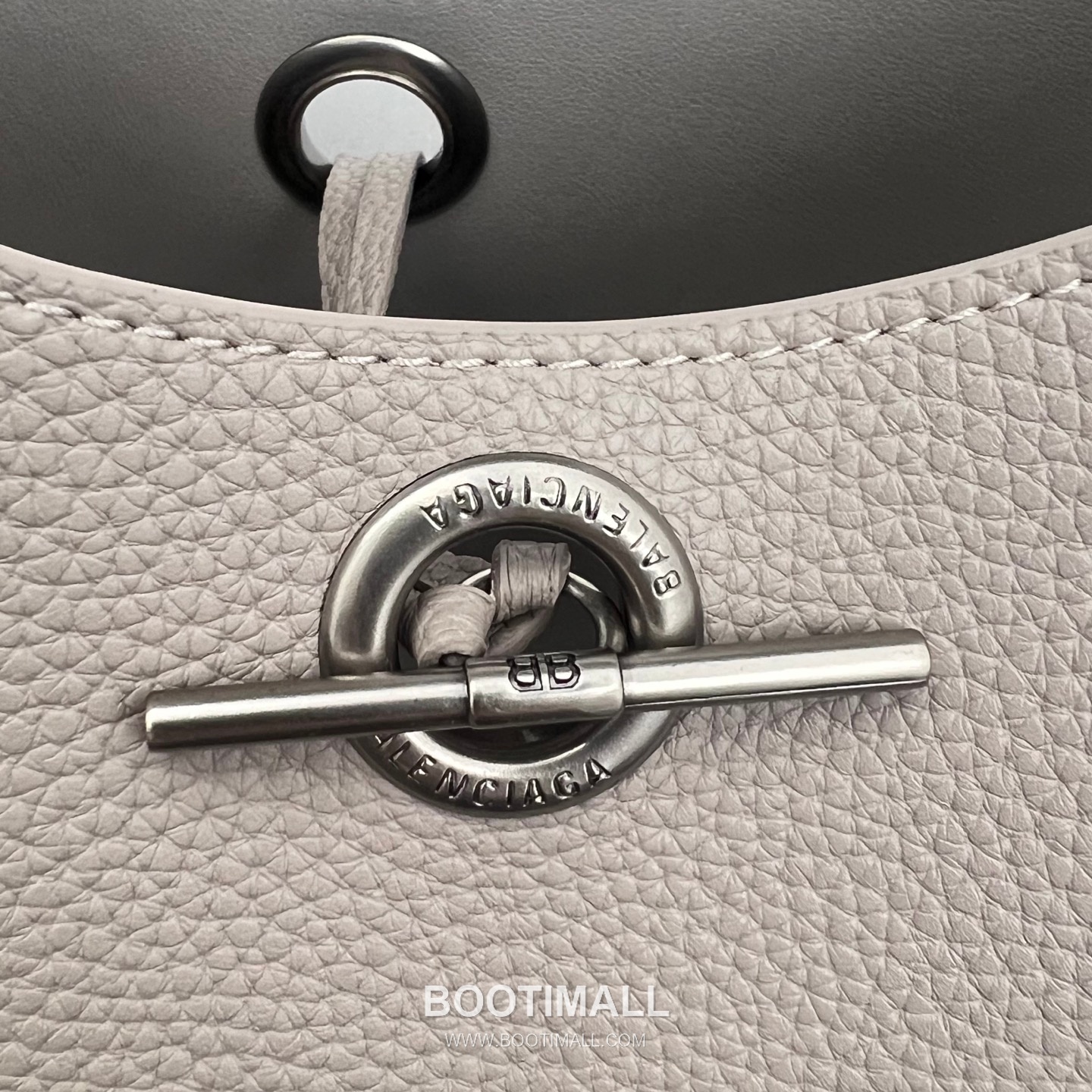 Balenciaga Carrie Hobo Grained Calfskin Bucket Bag with Aged Gold Hardware 발렌시아가 캐리 호보 그레인 카프스킨 버킷백 에이징 골드 하드웨어 블랙 8811 25cm 4