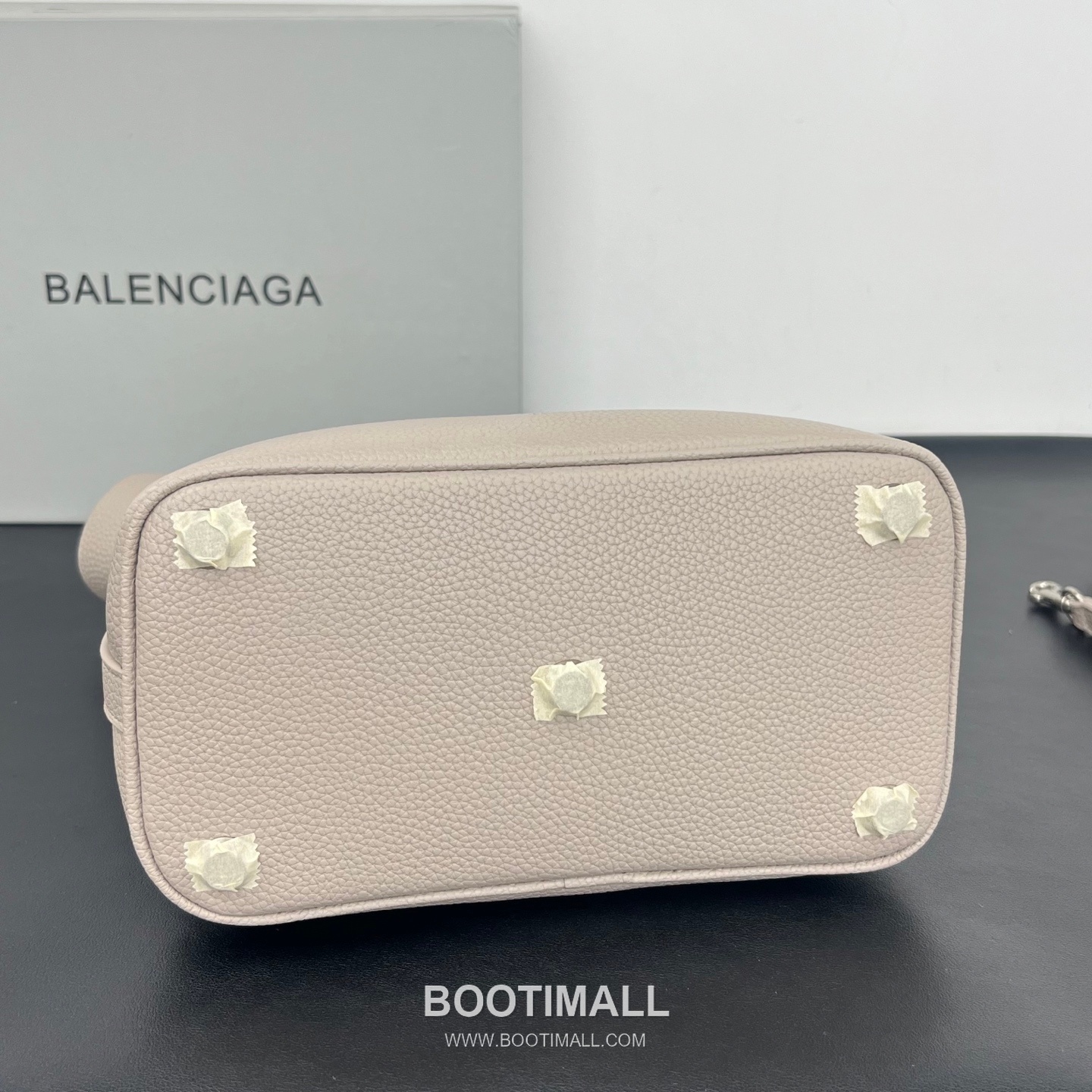Balenciaga Carrie Hobo Grained Calfskin Bucket Bag with Aged Gold Hardware 발렌시아가 캐리 호보 그레인 카프스킨 버킷백 에이징 골드 하드웨어 블랙 8811 25cm 5