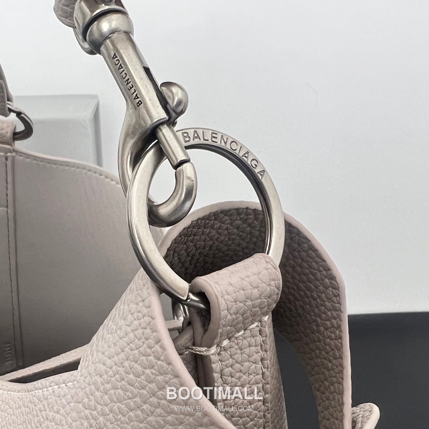 Balenciaga Carrie Hobo Grained Calfskin Bucket Bag with Aged Gold Hardware 발렌시아가 캐리 호보 그레인 카프스킨 버킷백 에이징 골드 하드웨어 블랙 8811 25cm 7
