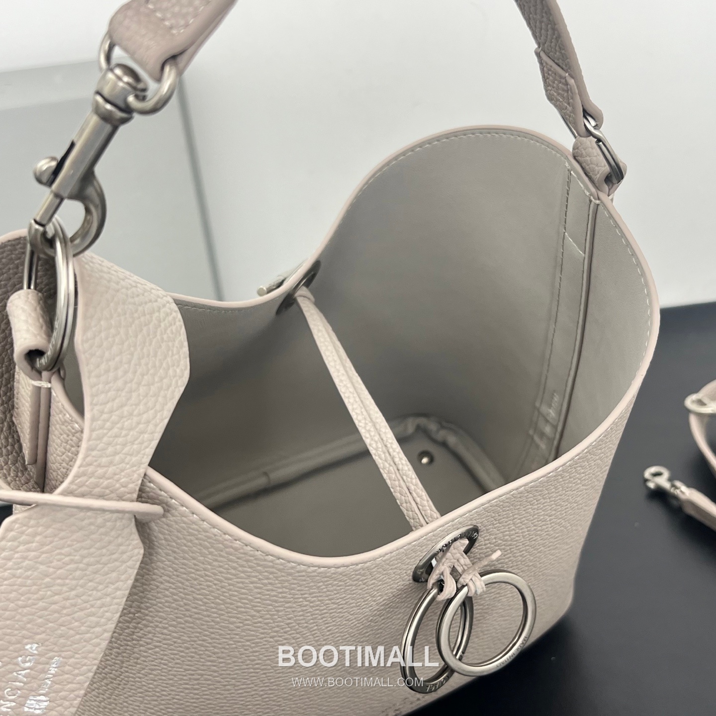 Balenciaga Carrie Hobo Grained Calfskin Bucket Bag with Aged Gold Hardware 발렌시아가 캐리 호보 그레인 카프스킨 버킷백 에이징 골드 하드웨어 블랙 8811 25cm 8