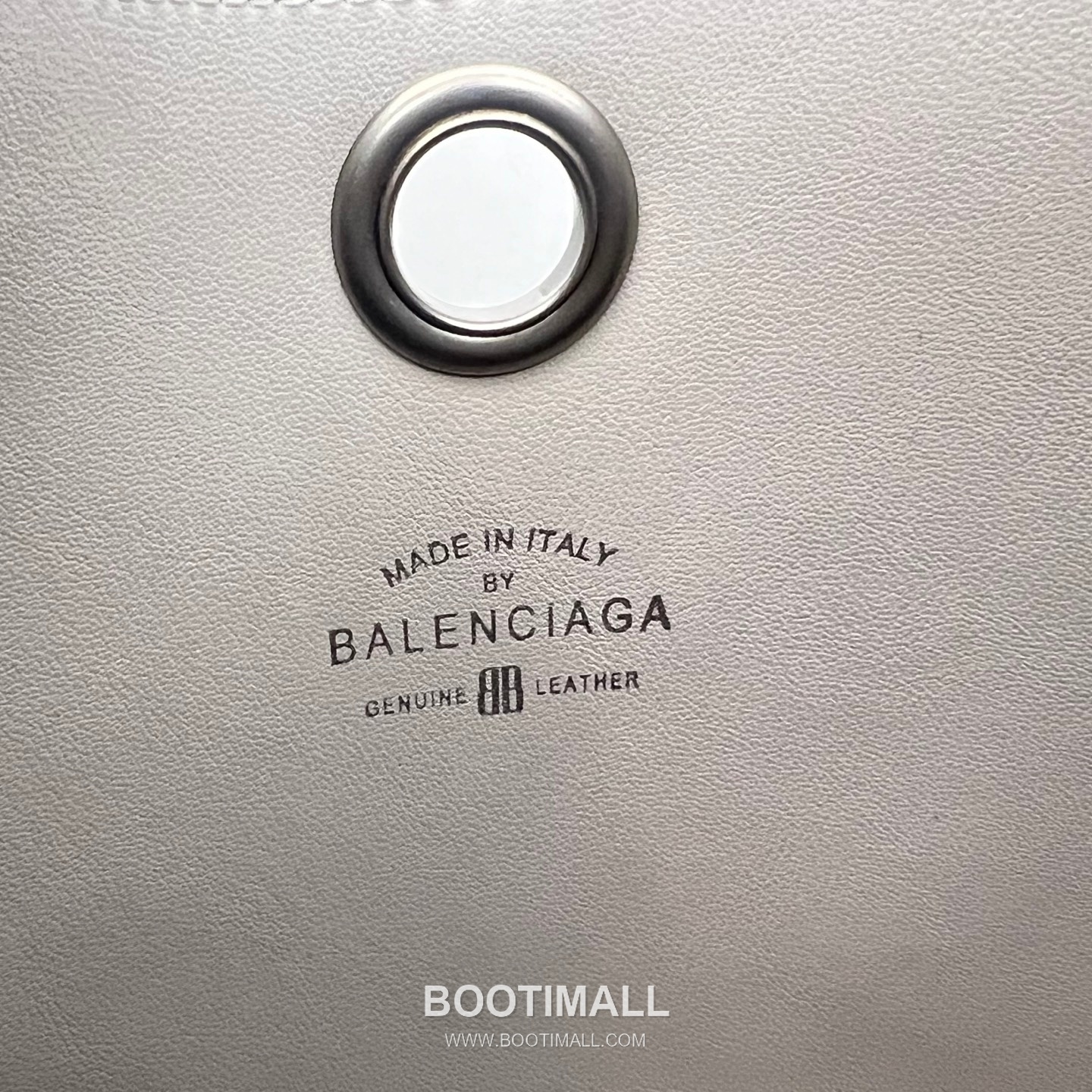 Balenciaga Carrie Hobo Grained Calfskin Bucket Bag with Aged Gold Hardware 발렌시아가 캐리 호보 그레인 카프스킨 버킷백 에이징 골드 하드웨어 블랙 8811 25cm 9