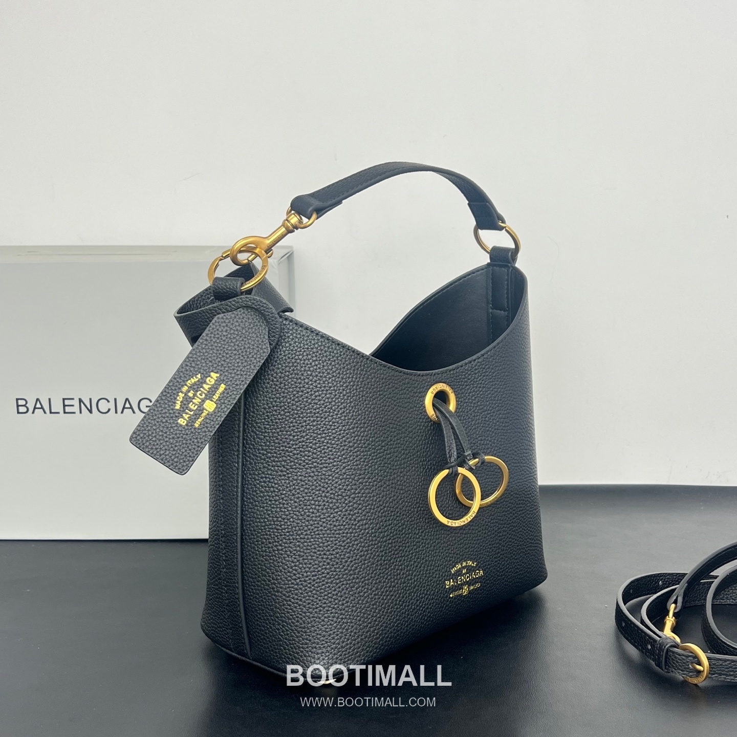 Balenciaga Carrie Hobo Grained Calfskin Bucket Bag with Aged Gold Hardware 발렌시아가 캐리 호보 그레인 카프스킨 버킷백 에이징 골드 하드웨어 블랙 8811 25cm 2