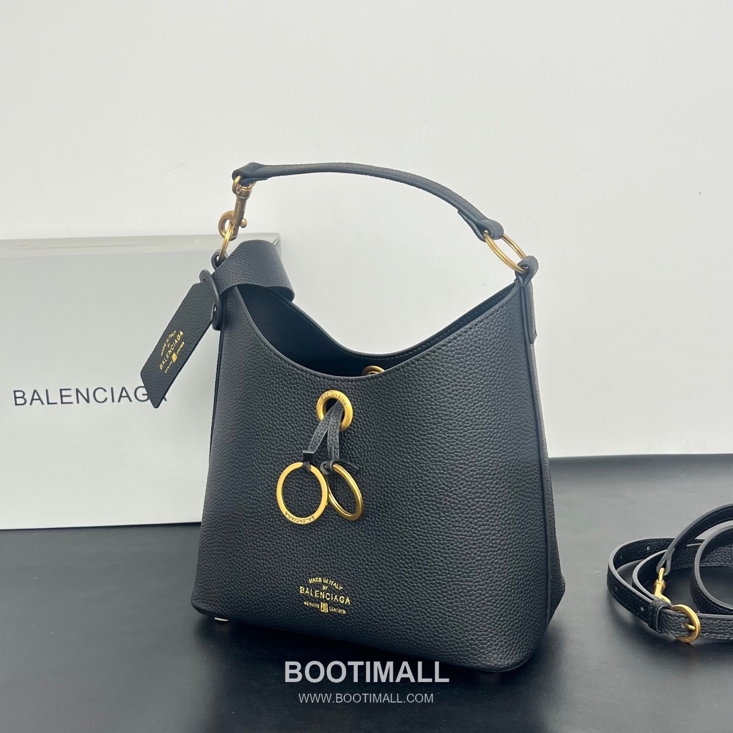 Balenciaga Carrie Hobo Grained Calfskin Bucket Bag with Aged Gold Hardware 발렌시아가 캐리 호보 그레인 카프스킨 버킷백 에이징 골드 하드웨어 블랙 8811 25cm 3