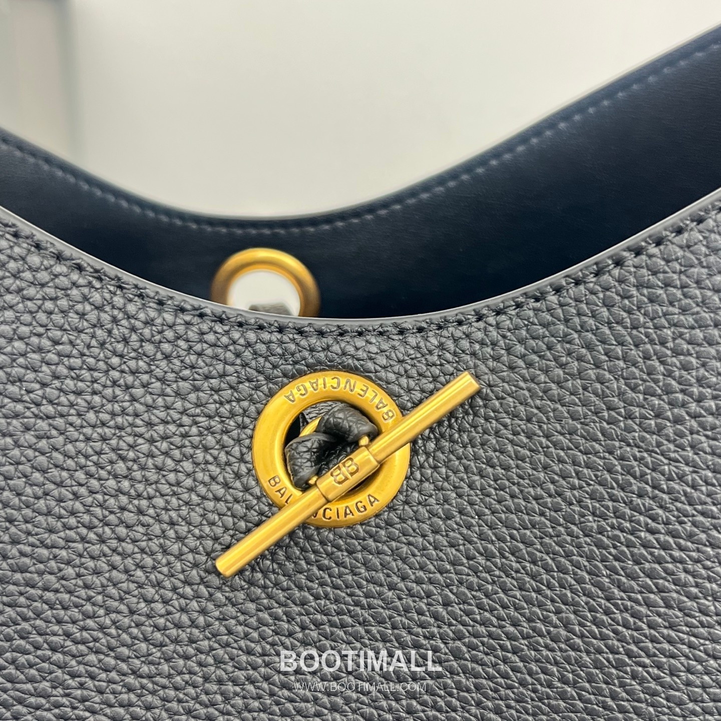 Balenciaga Carrie Hobo Grained Calfskin Bucket Bag with Aged Gold Hardware 발렌시아가 캐리 호보 그레인 카프스킨 버킷백 에이징 골드 하드웨어 블랙 8811 25cm 5