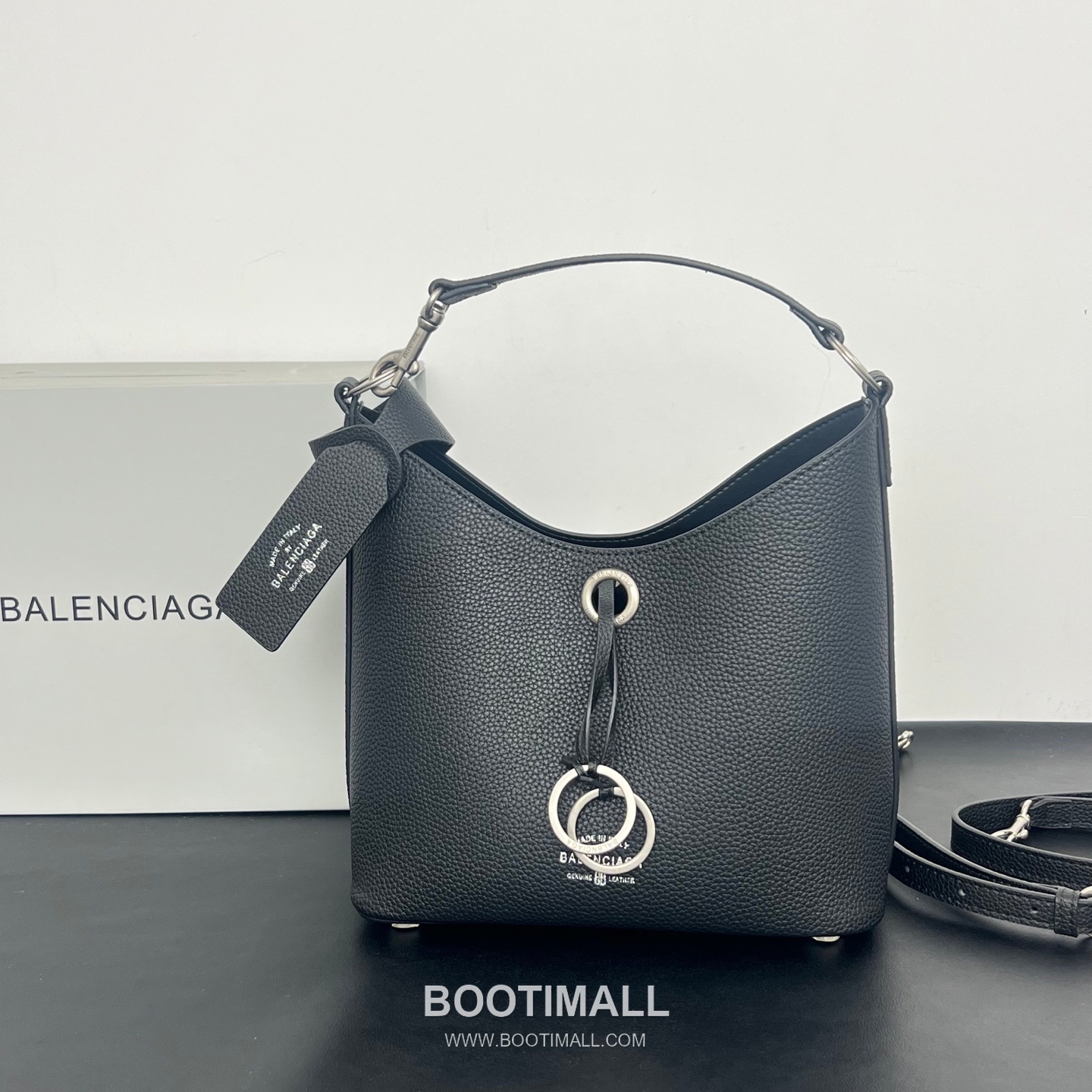 Balenciaga Carrie Hobo Grained Calfskin Bucket Bag with Aged Gold Hardware 발렌시아가 캐리 호보 그레인 카프스킨 버킷백 에이징 골드 하드웨어 블랙 8811 25cm 1