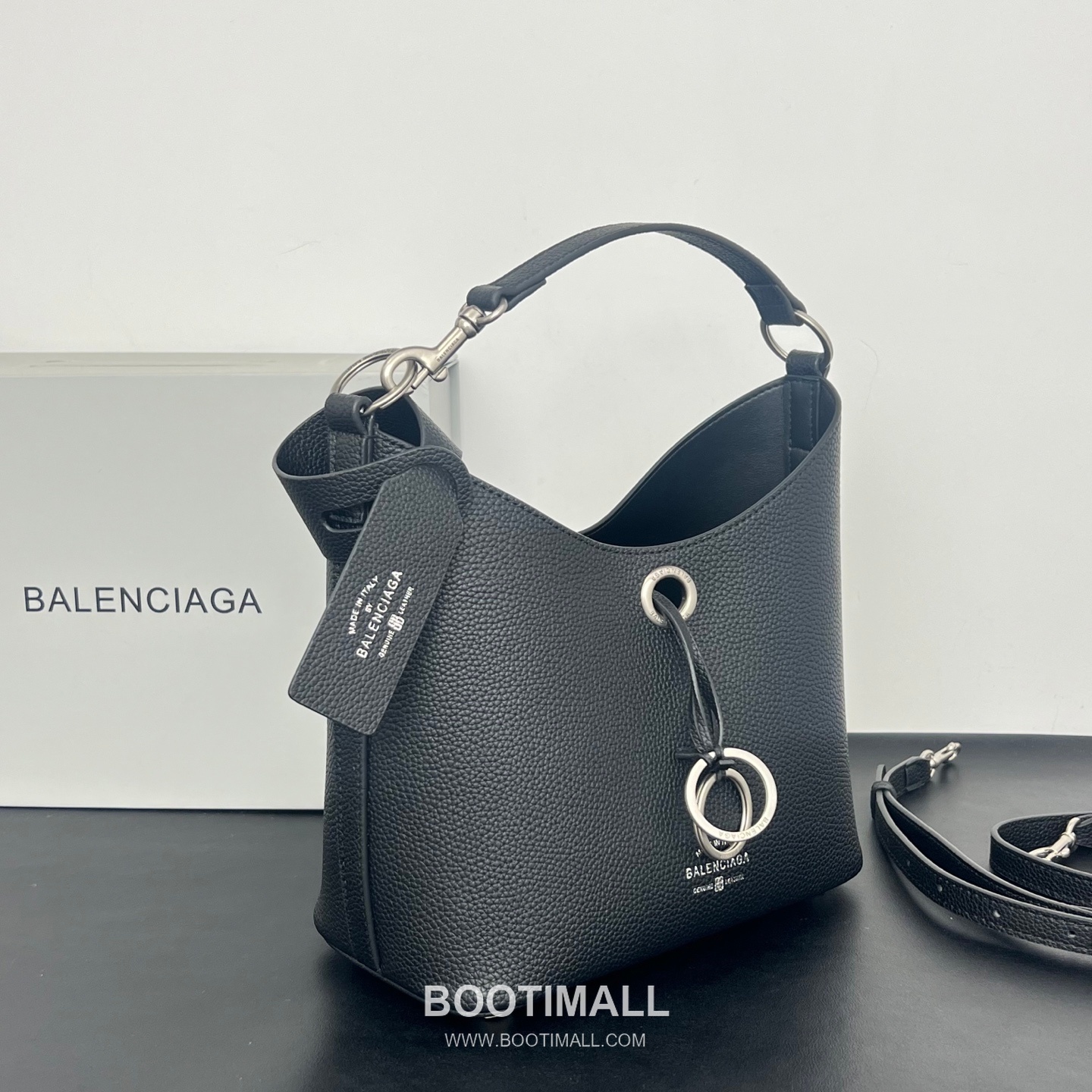 Balenciaga Carrie Hobo Grained Calfskin Bucket Bag with Aged Gold Hardware 발렌시아가 캐리 호보 그레인 카프스킨 버킷백 에이징 골드 하드웨어 블랙 8811 25cm 2