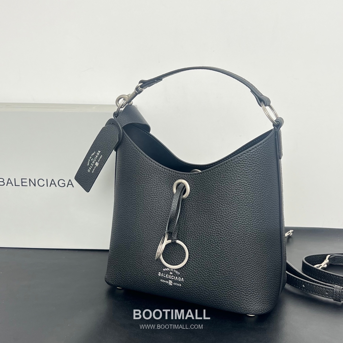 Balenciaga Carrie Hobo Grained Calfskin Bucket Bag with Aged Gold Hardware 발렌시아가 캐리 호보 그레인 카프스킨 버킷백 에이징 골드 하드웨어 블랙 8811 25cm 3