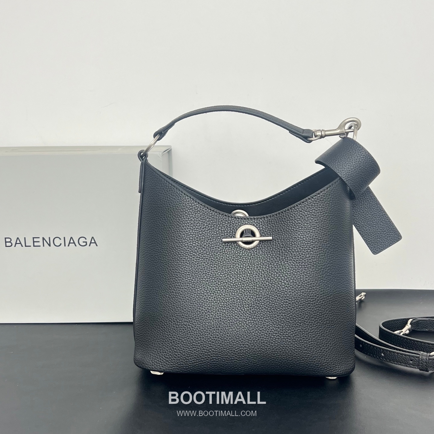 Balenciaga Carrie Hobo Grained Calfskin Bucket Bag with Aged Gold Hardware 발렌시아가 캐리 호보 그레인 카프스킨 버킷백 에이징 골드 하드웨어 블랙 8811 25cm 4