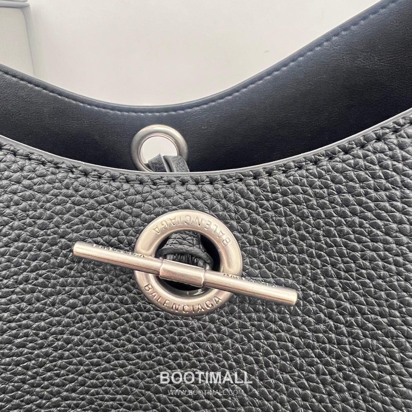 Balenciaga Carrie Hobo Grained Calfskin Bucket Bag with Aged Gold Hardware 발렌시아가 캐리 호보 그레인 카프스킨 버킷백 에이징 골드 하드웨어 블랙 8811 25cm 5