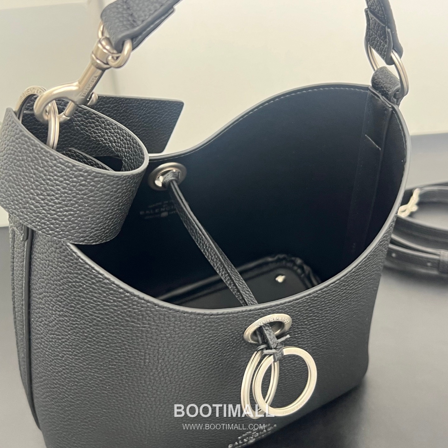 Balenciaga Carrie Hobo Grained Calfskin Bucket Bag with Aged Gold Hardware 발렌시아가 캐리 호보 그레인 카프스킨 버킷백 에이징 골드 하드웨어 블랙 8811 25cm 9