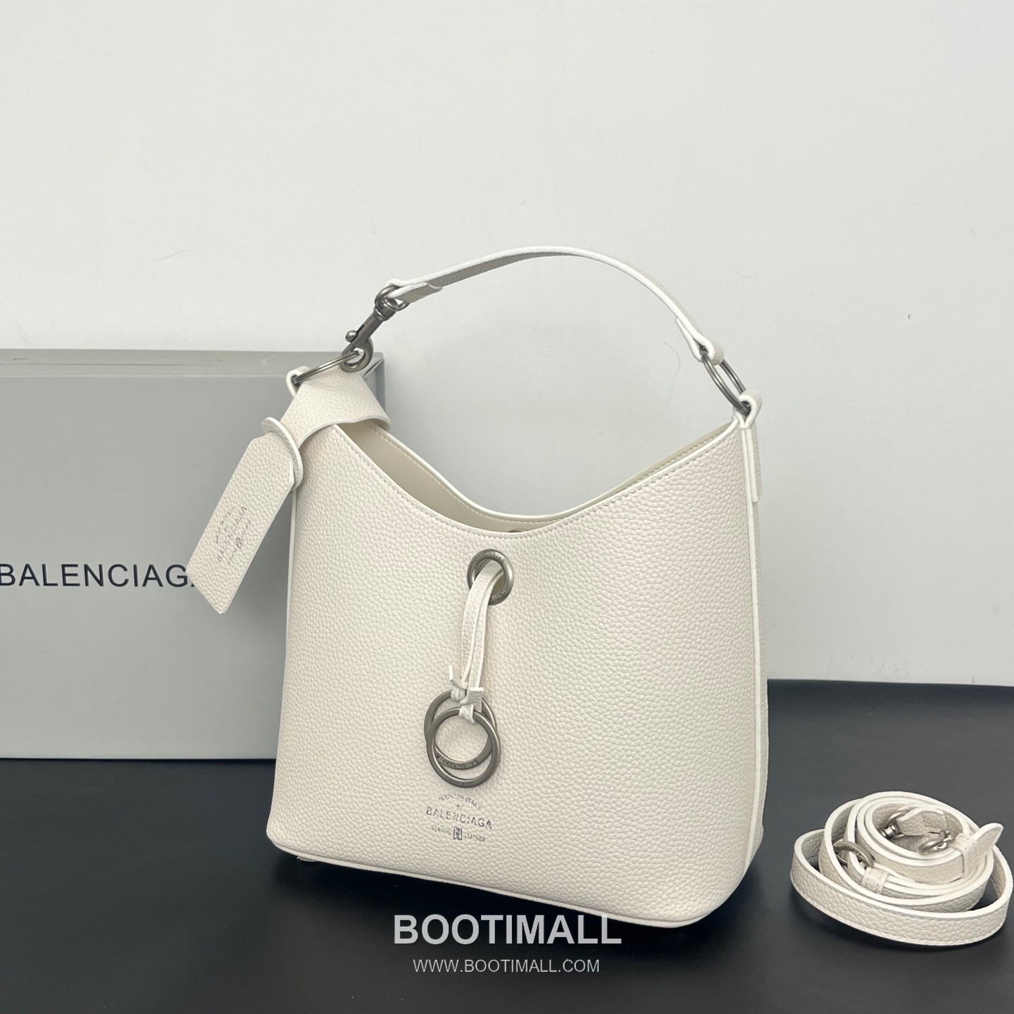 Balenciaga Carrie Hobo Grained Calfskin Bucket Bag with Aged Gold Hardware 발렌시아가 캐리 호보 그레인 카프스킨 버킷백 에이징 골드 하드웨어 블랙 8811 25cm 2