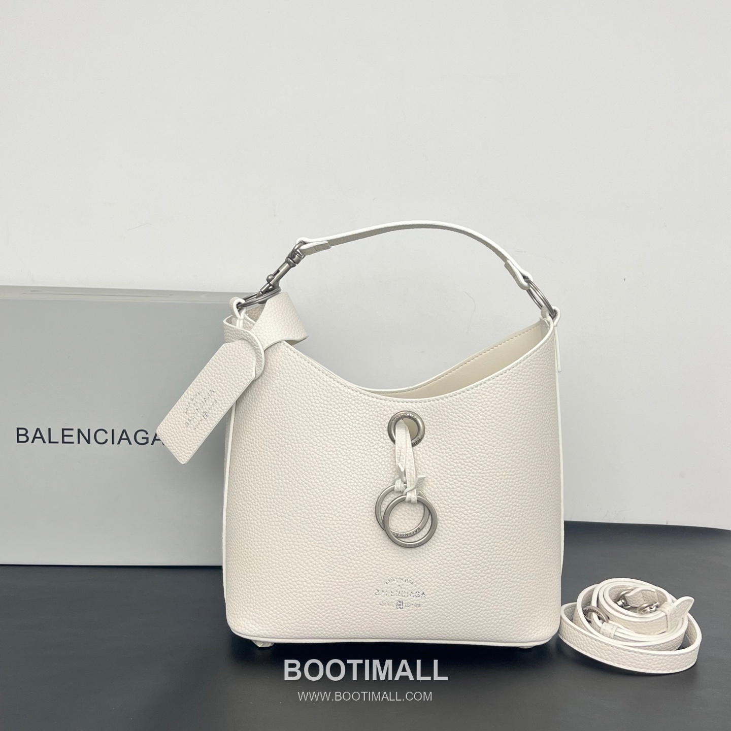 Balenciaga Carrie Hobo Grained Calfskin Bucket Bag with Aged Gold Hardware 발렌시아가 캐리 호보 그레인 카프스킨 버킷백 에이징 골드 하드웨어 블랙 8811 25cm 3