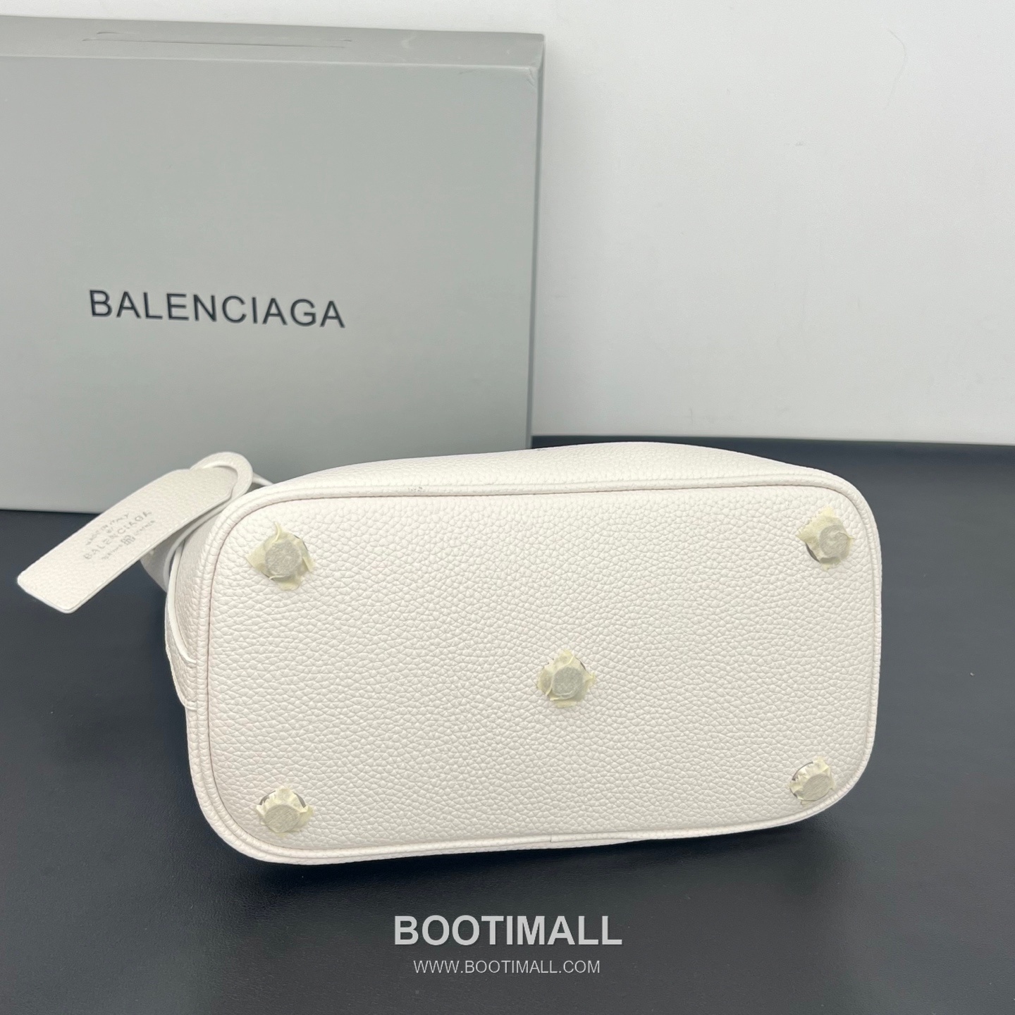 Balenciaga Carrie Hobo Grained Calfskin Bucket Bag with Aged Gold Hardware 발렌시아가 캐리 호보 그레인 카프스킨 버킷백 에이징 골드 하드웨어 블랙 8811 25cm 6