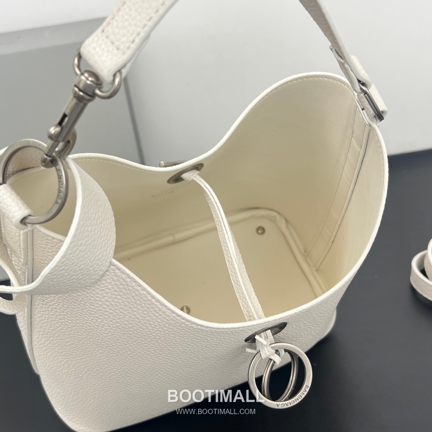 Balenciaga Carrie Hobo Grained Calfskin Bucket Bag with Aged Gold Hardware 발렌시아가 캐리 호보 그레인 카프스킨 버킷백 에이징 골드 하드웨어 블랙 8811 25cm 7