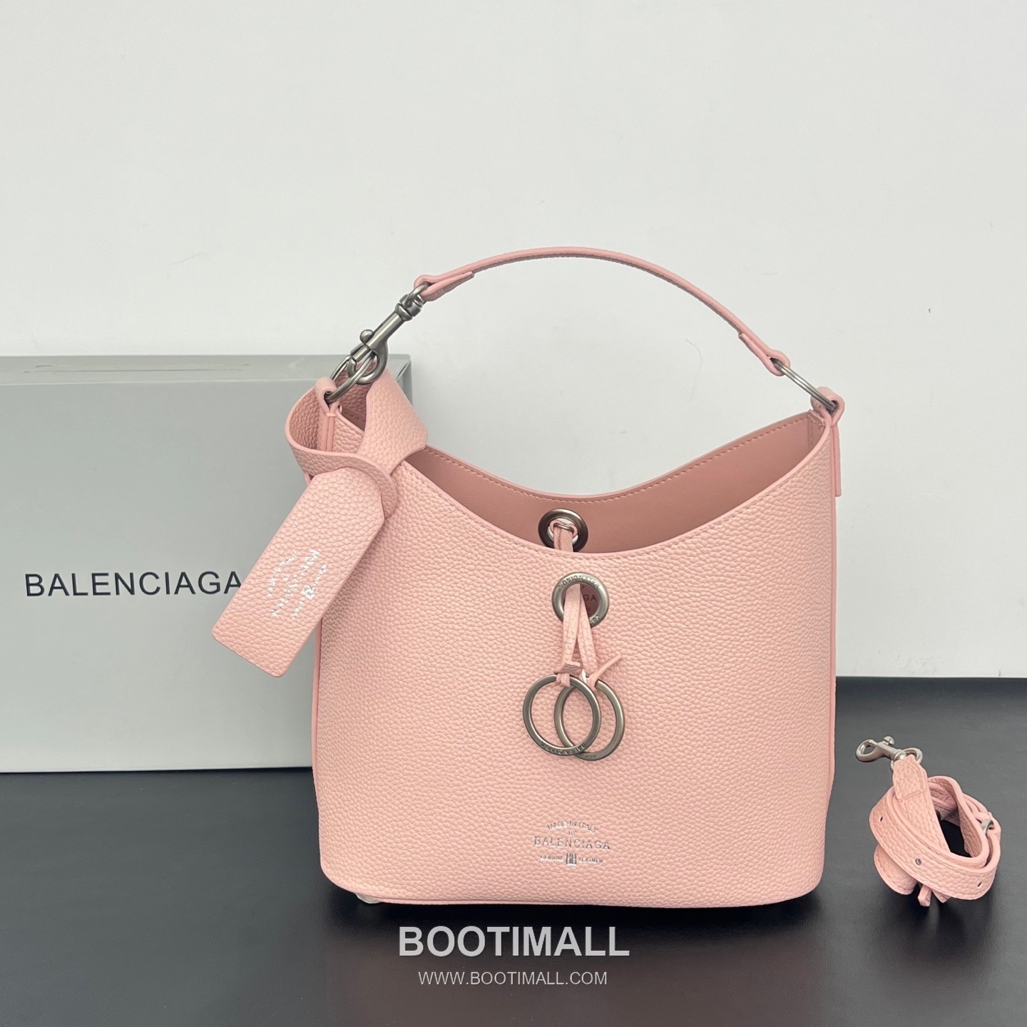 Balenciaga Carrie Hobo Grained Calfskin Bucket Bag with Aged Gold Hardware 발렌시아가 캐리 호보 그레인 카프스킨 버킷백 에이징 골드 하드웨어 블랙 8811 25cm 1