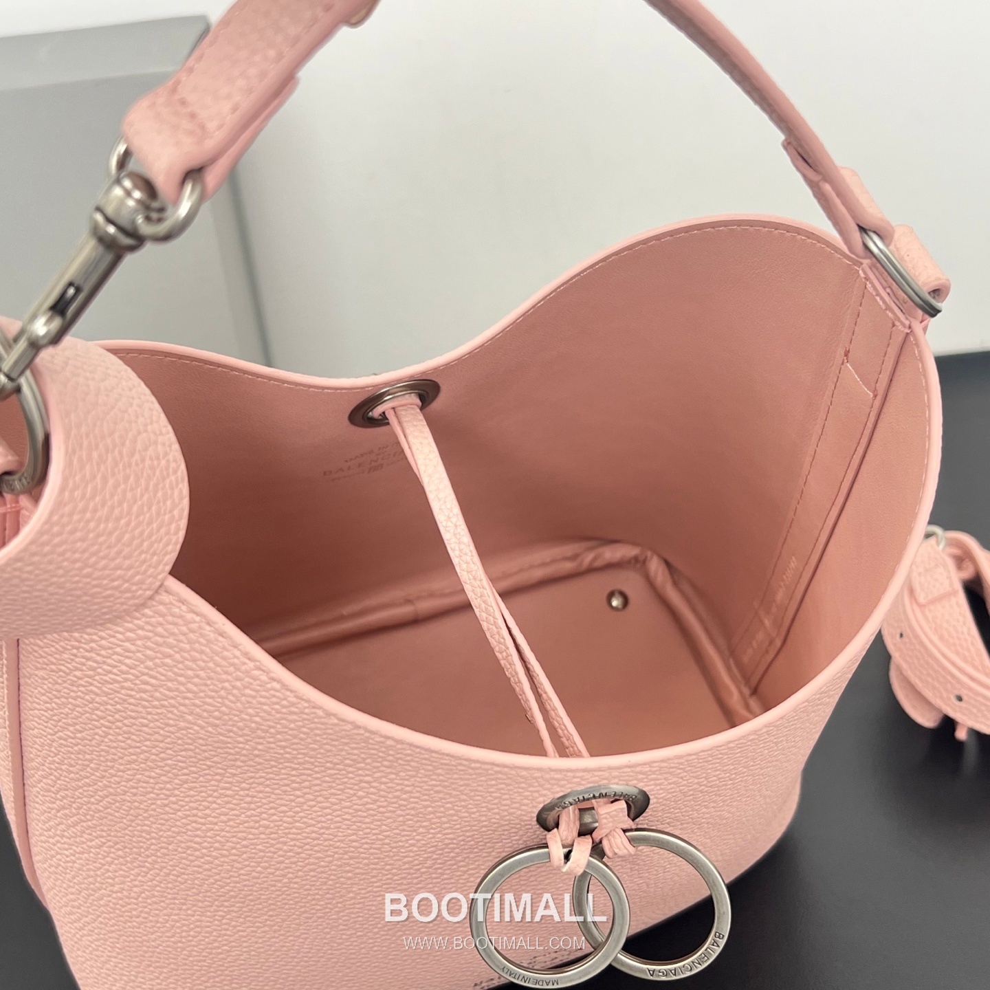 Balenciaga Carrie Hobo Grained Calfskin Bucket Bag with Aged Gold Hardware 발렌시아가 캐리 호보 그레인 카프스킨 버킷백 에이징 골드 하드웨어 블랙 8811 25cm 6