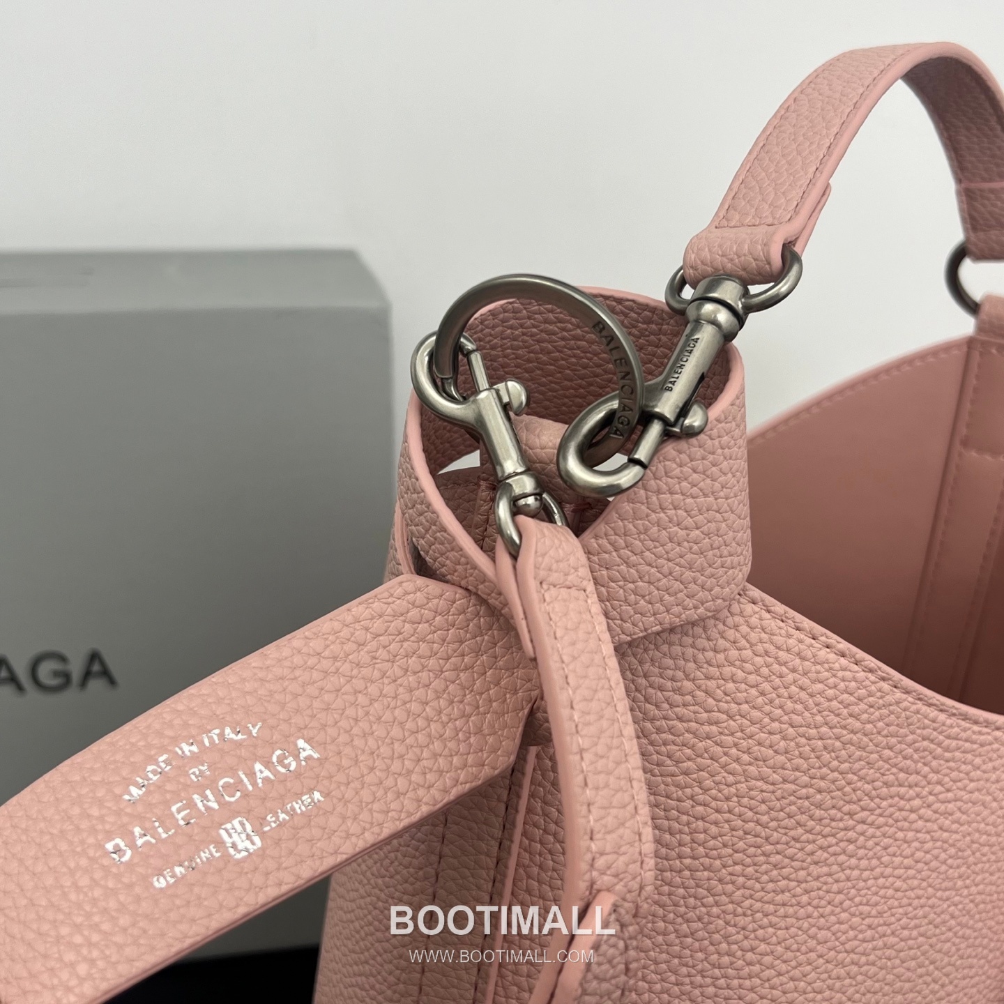 Balenciaga Carrie Hobo Grained Calfskin Bucket Bag with Aged Gold Hardware 발렌시아가 캐리 호보 그레인 카프스킨 버킷백 에이징 골드 하드웨어 블랙 8811 25cm 9
