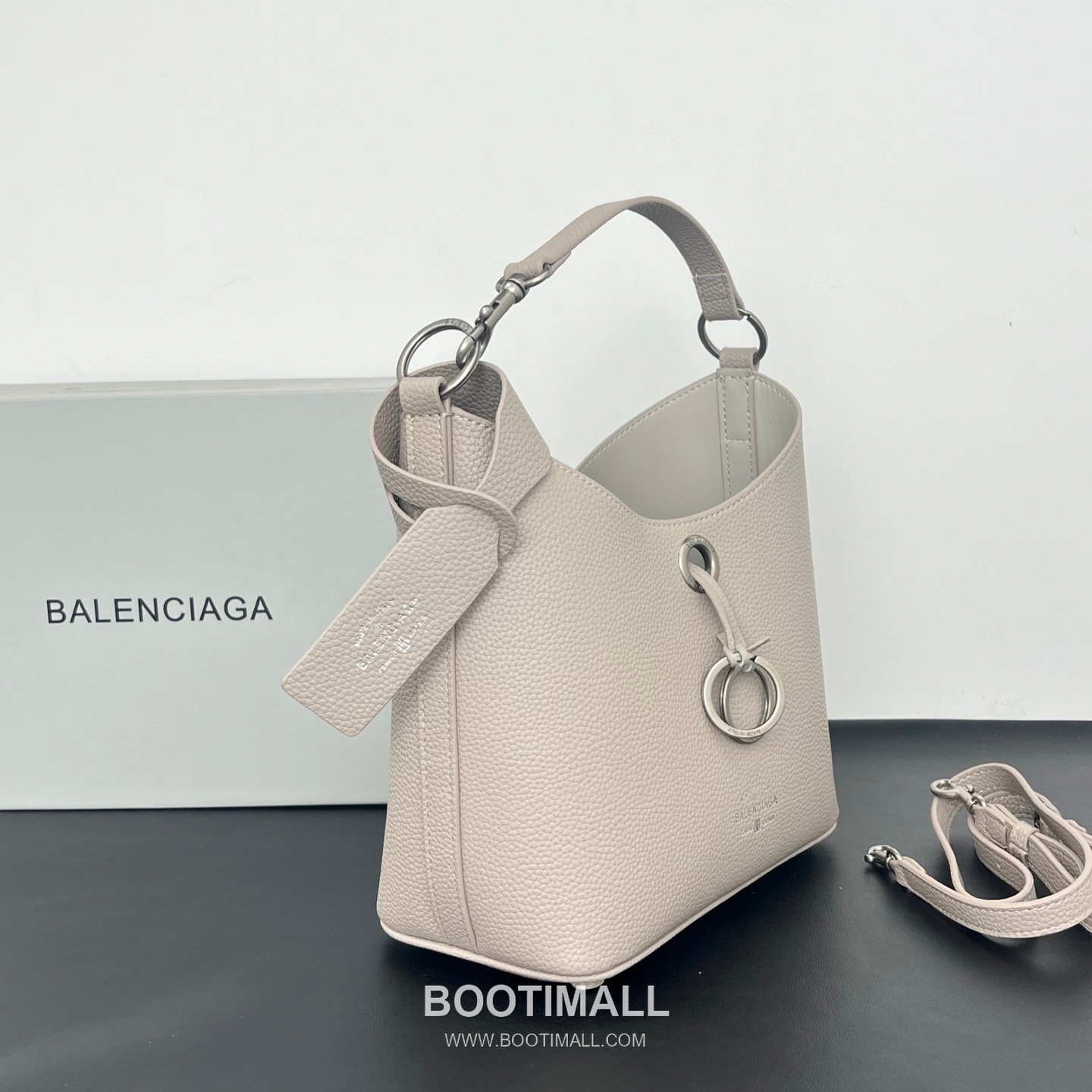 Balenciaga Carrie Hobo Grained Calfskin Bucket Bag with Aged Gold Hardware 발렌시아가 캐리 호보 그레인 카프스킨 버킷백 에이징 골드 하드웨어 블랙 8811 25cm 2