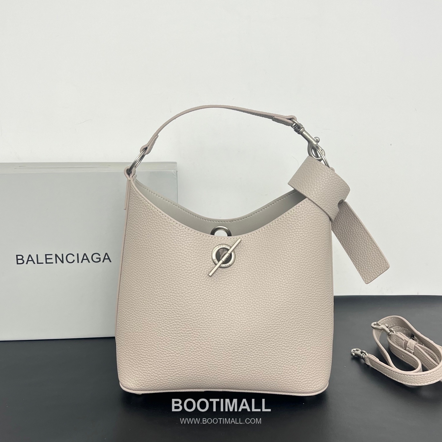 Balenciaga Carrie Hobo Grained Calfskin Bucket Bag with Aged Gold Hardware 발렌시아가 캐리 호보 그레인 카프스킨 버킷백 에이징 골드 하드웨어 블랙 8811 25cm 3