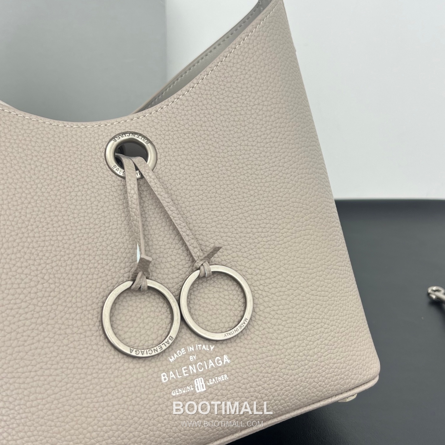 Balenciaga Carrie Hobo Grained Calfskin Bucket Bag with Aged Gold Hardware 발렌시아가 캐리 호보 그레인 카프스킨 버킷백 에이징 골드 하드웨어 블랙 8811 25cm 6