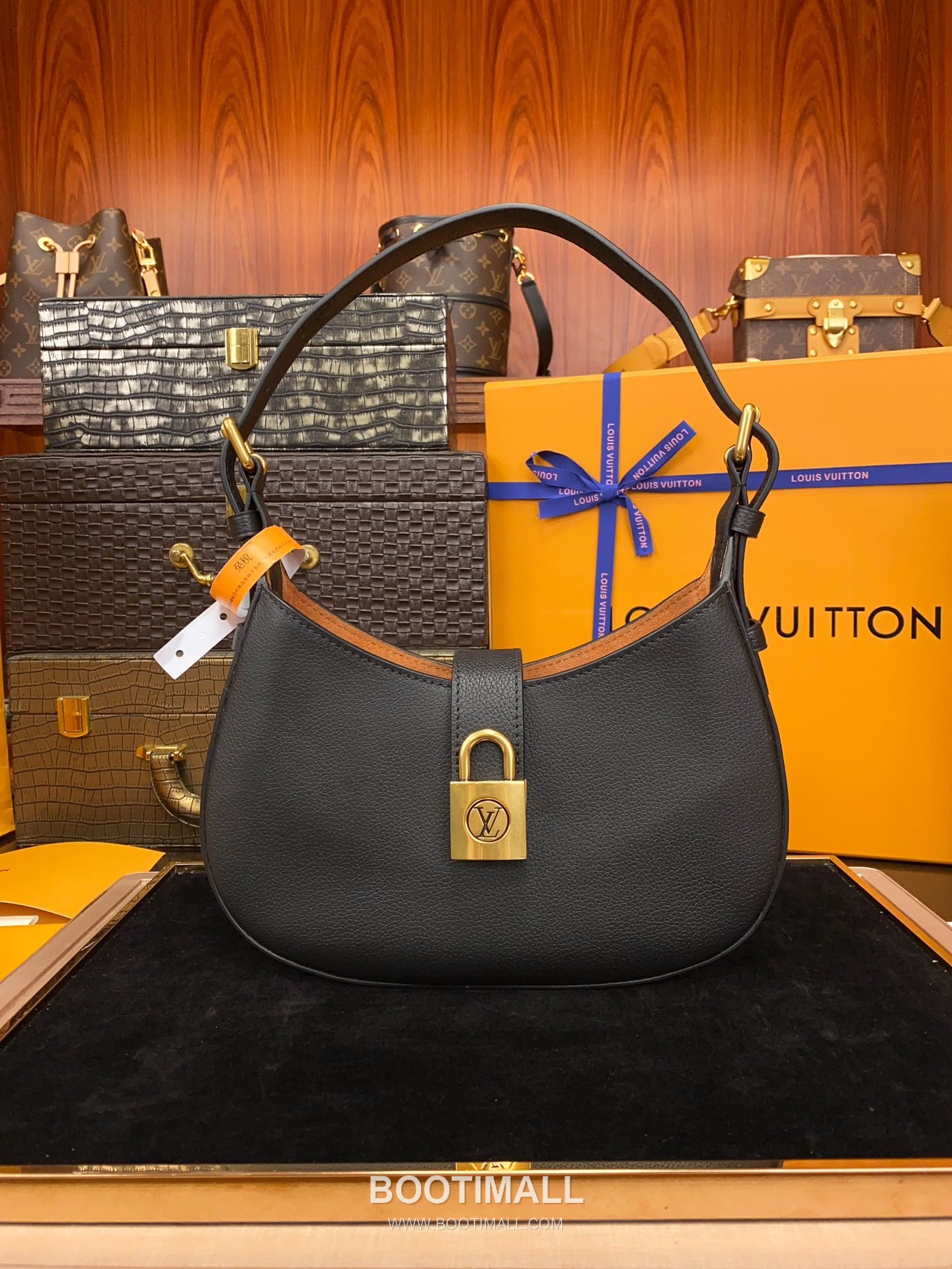 Louis Vuitton Low Key Calfskin Shoulder Bag with Padlock Strap 루이비통 로우키 카프스킨 패드락 스트랩 숄더백 브라운 M24611 26cm 1