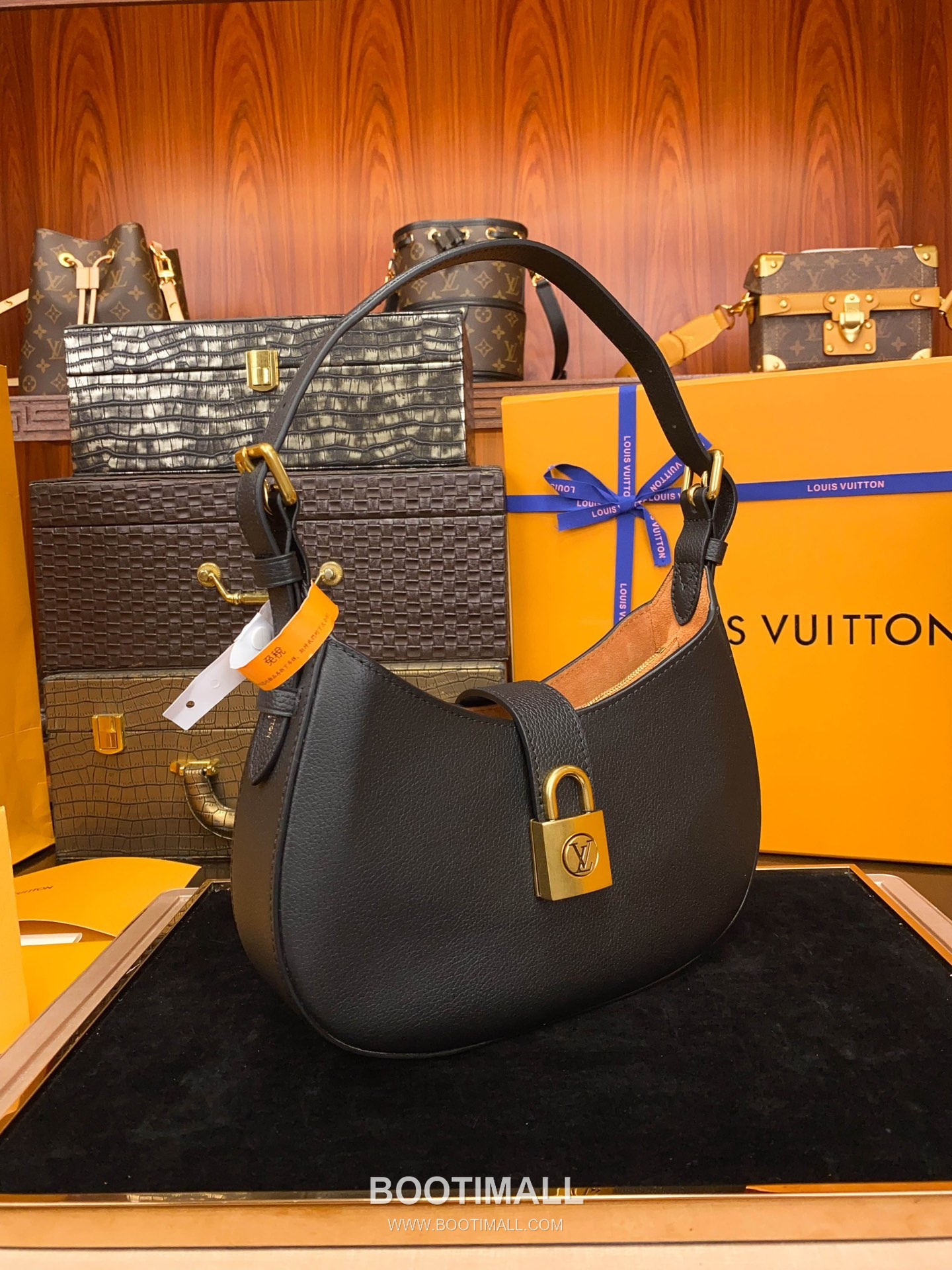 Louis Vuitton Low Key Calfskin Shoulder Bag with Padlock Strap 루이비통 로우키 카프스킨 패드락 스트랩 숄더백 브라운 M24611 26cm 2