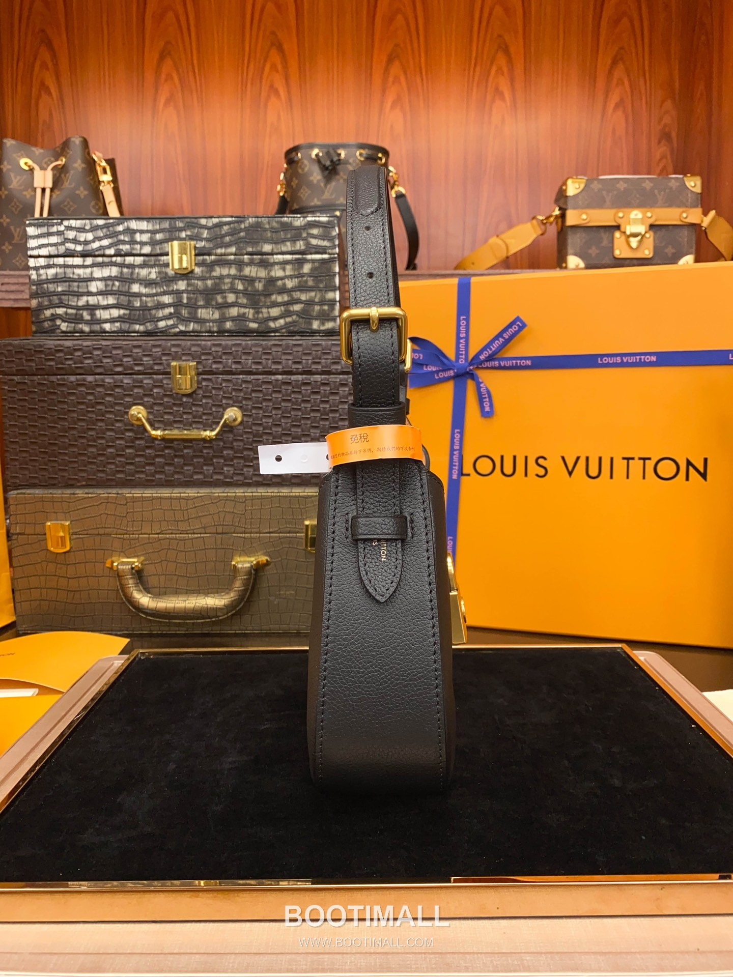 Louis Vuitton Low Key Calfskin Shoulder Bag with Padlock Strap 루이비통 로우키 카프스킨 패드락 스트랩 숄더백 브라운 M24611 26cm 3