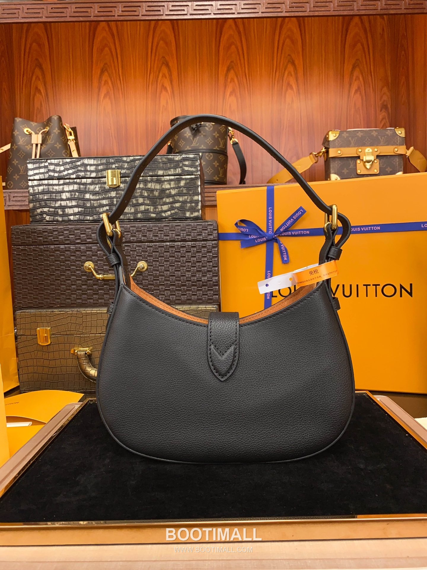 Louis Vuitton Low Key Calfskin Shoulder Bag with Padlock Strap 루이비통 로우키 카프스킨 패드락 스트랩 숄더백 브라운 M24611 26cm 4