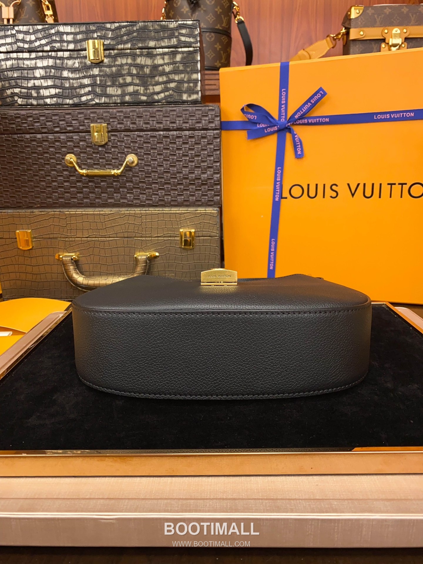 Louis Vuitton Low Key Calfskin Shoulder Bag with Padlock Strap 루이비통 로우키 카프스킨 패드락 스트랩 숄더백 브라운 M24611 26cm 5