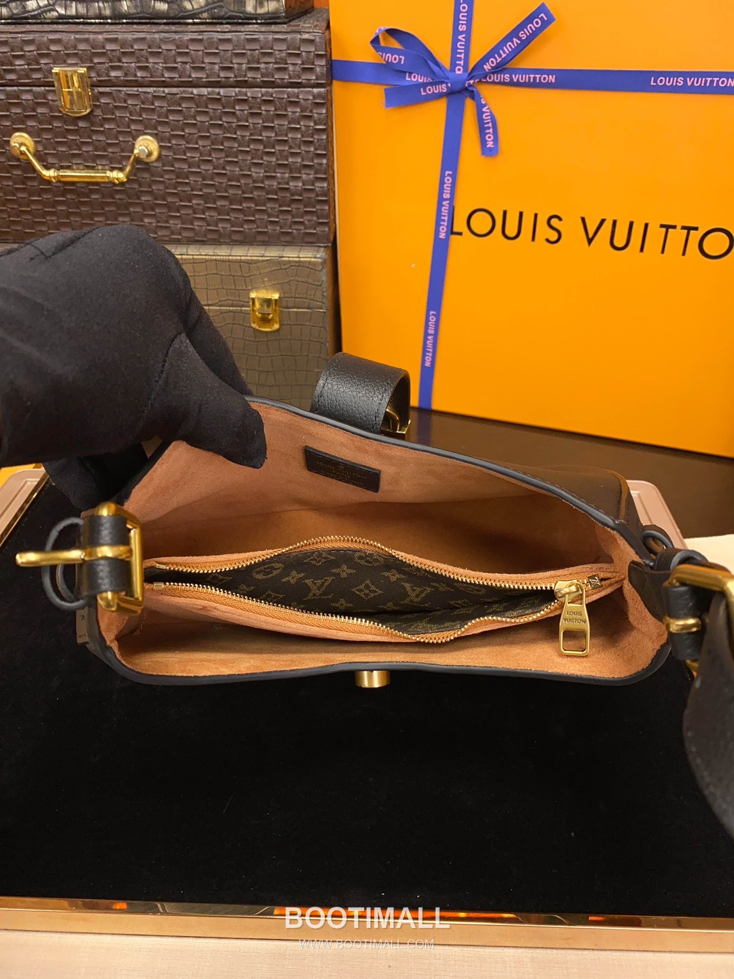 Louis Vuitton Low Key Calfskin Shoulder Bag with Padlock Strap 루이비통 로우키 카프스킨 패드락 스트랩 숄더백 브라운 M24611 26cm 8