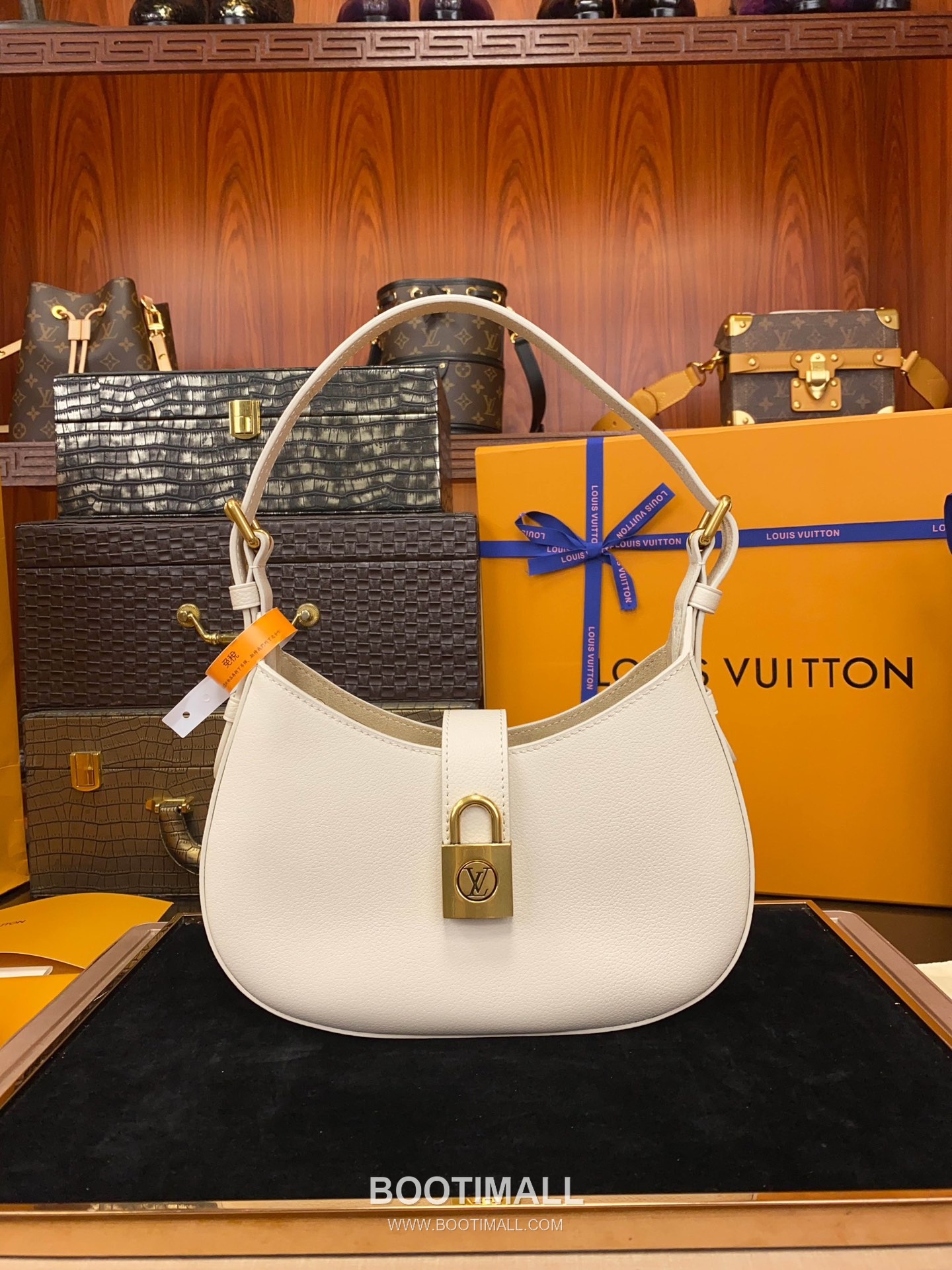 Louis Vuitton Low Key Calfskin Shoulder Bag with Padlock Strap 루이비통 로우키 카프스킨 패드락 스트랩 숄더백 브라운 M24990 26cm 1