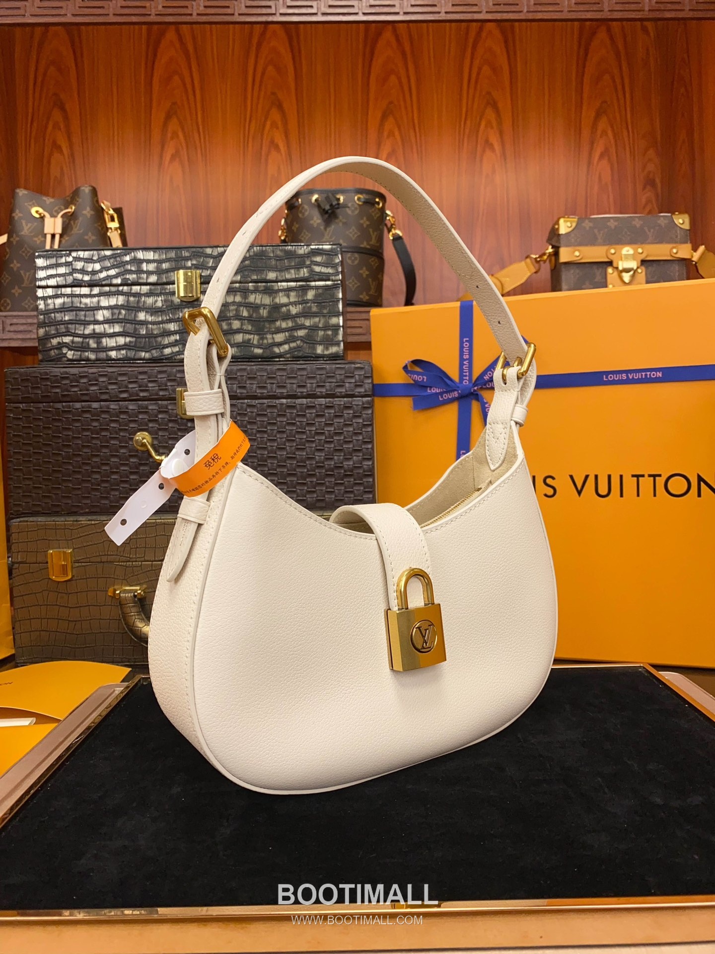 Louis Vuitton Low Key Calfskin Shoulder Bag with Padlock Strap 루이비통 로우키 카프스킨 패드락 스트랩 숄더백 브라운 M24990 26cm 2