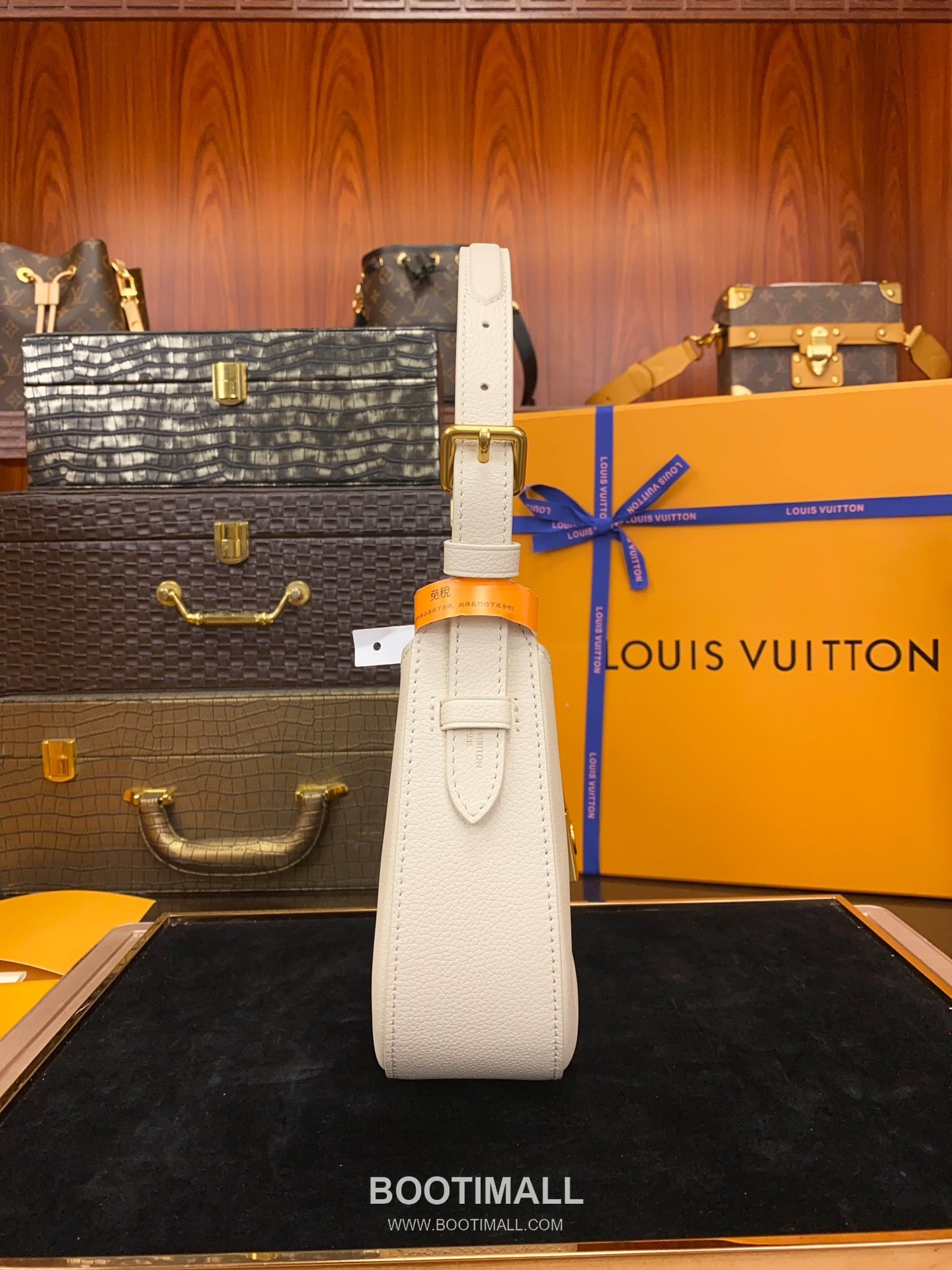Louis Vuitton Low Key Calfskin Shoulder Bag with Padlock Strap 루이비통 로우키 카프스킨 패드락 스트랩 숄더백 브라운 M24990 26cm 3