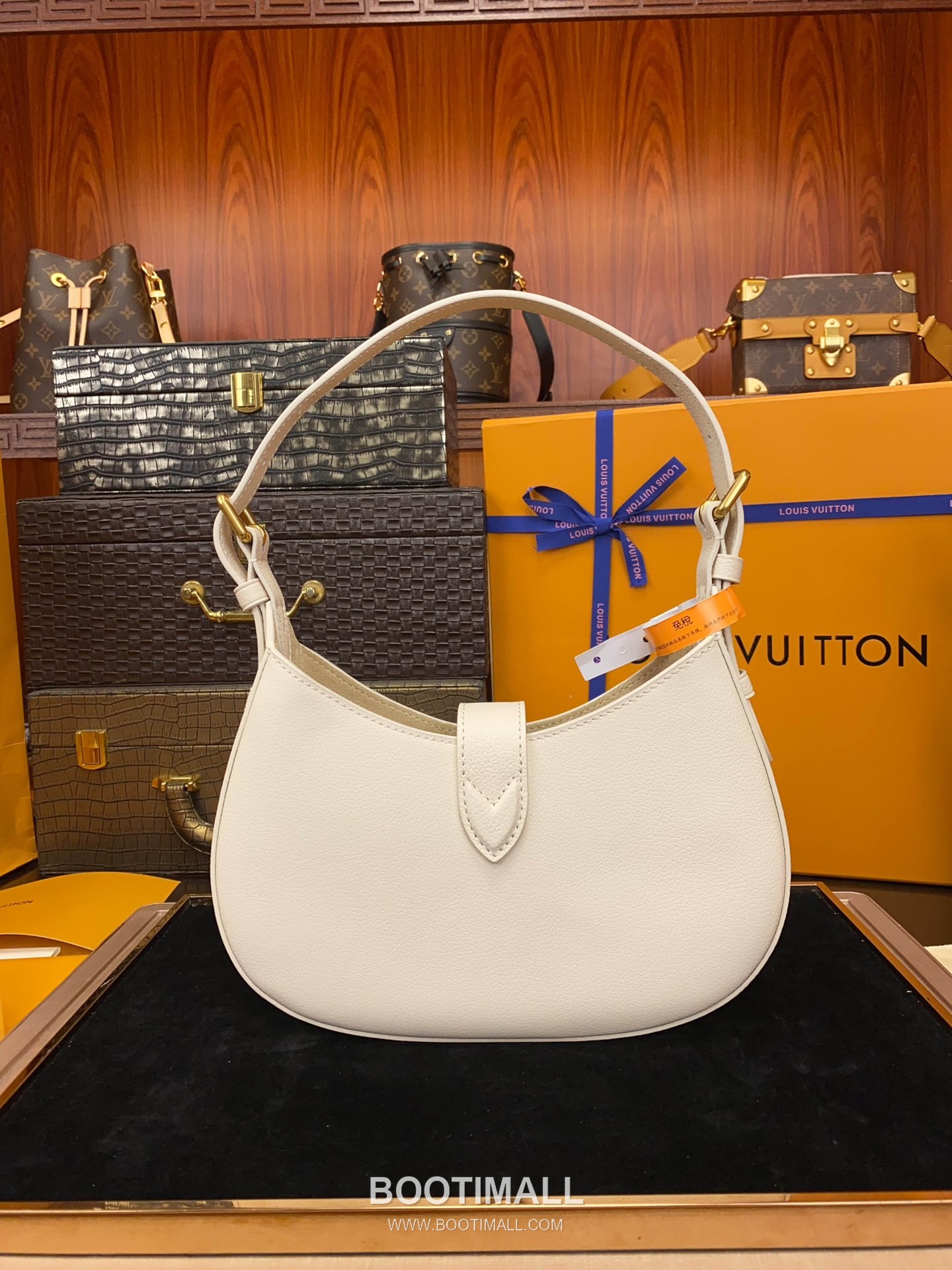 Louis Vuitton Low Key Calfskin Shoulder Bag with Padlock Strap 루이비통 로우키 카프스킨 패드락 스트랩 숄더백 브라운 M24990 26cm 4