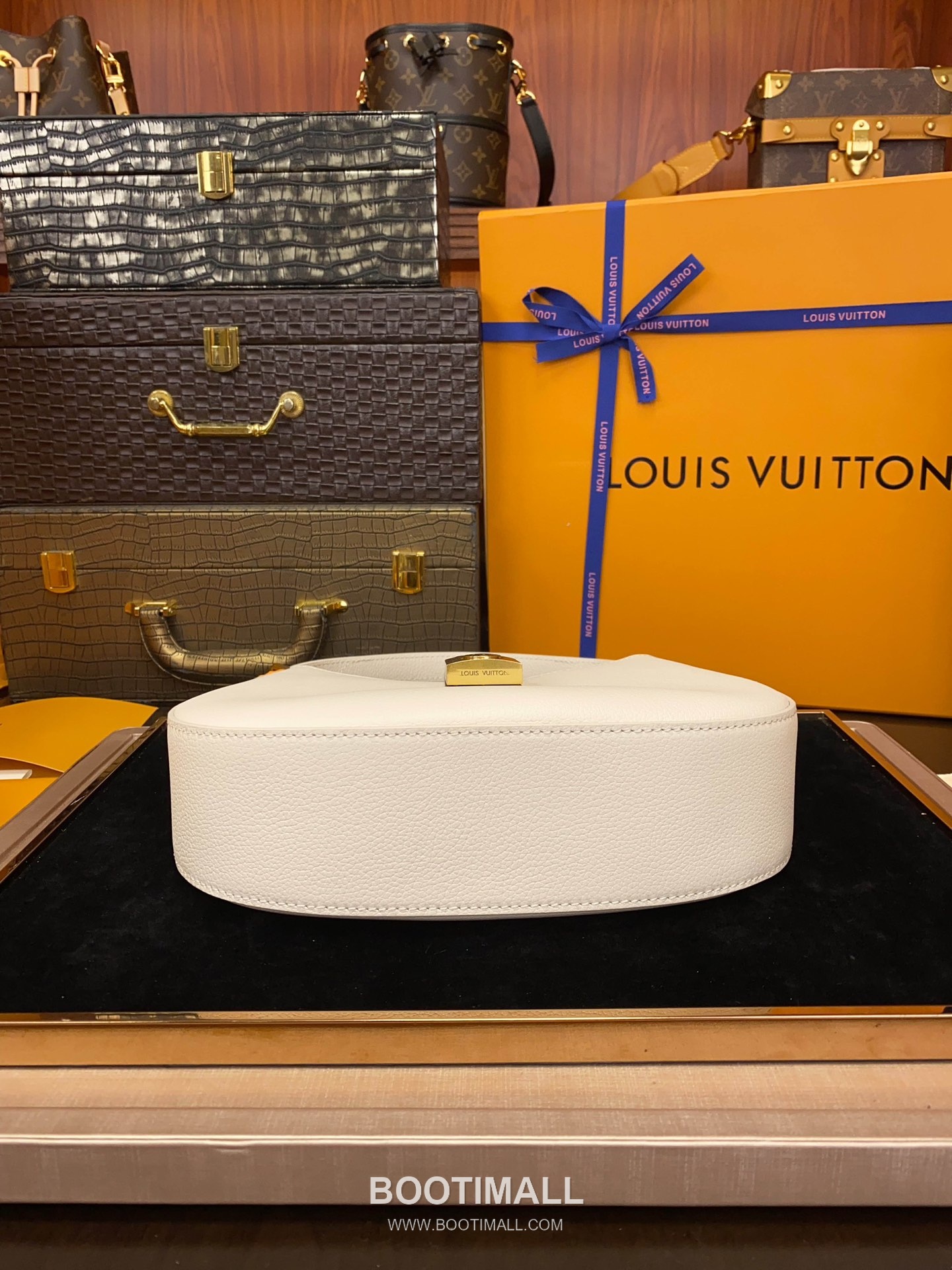 Louis Vuitton Low Key Calfskin Shoulder Bag with Padlock Strap 루이비통 로우키 카프스킨 패드락 스트랩 숄더백 브라운 M24990 26cm 5