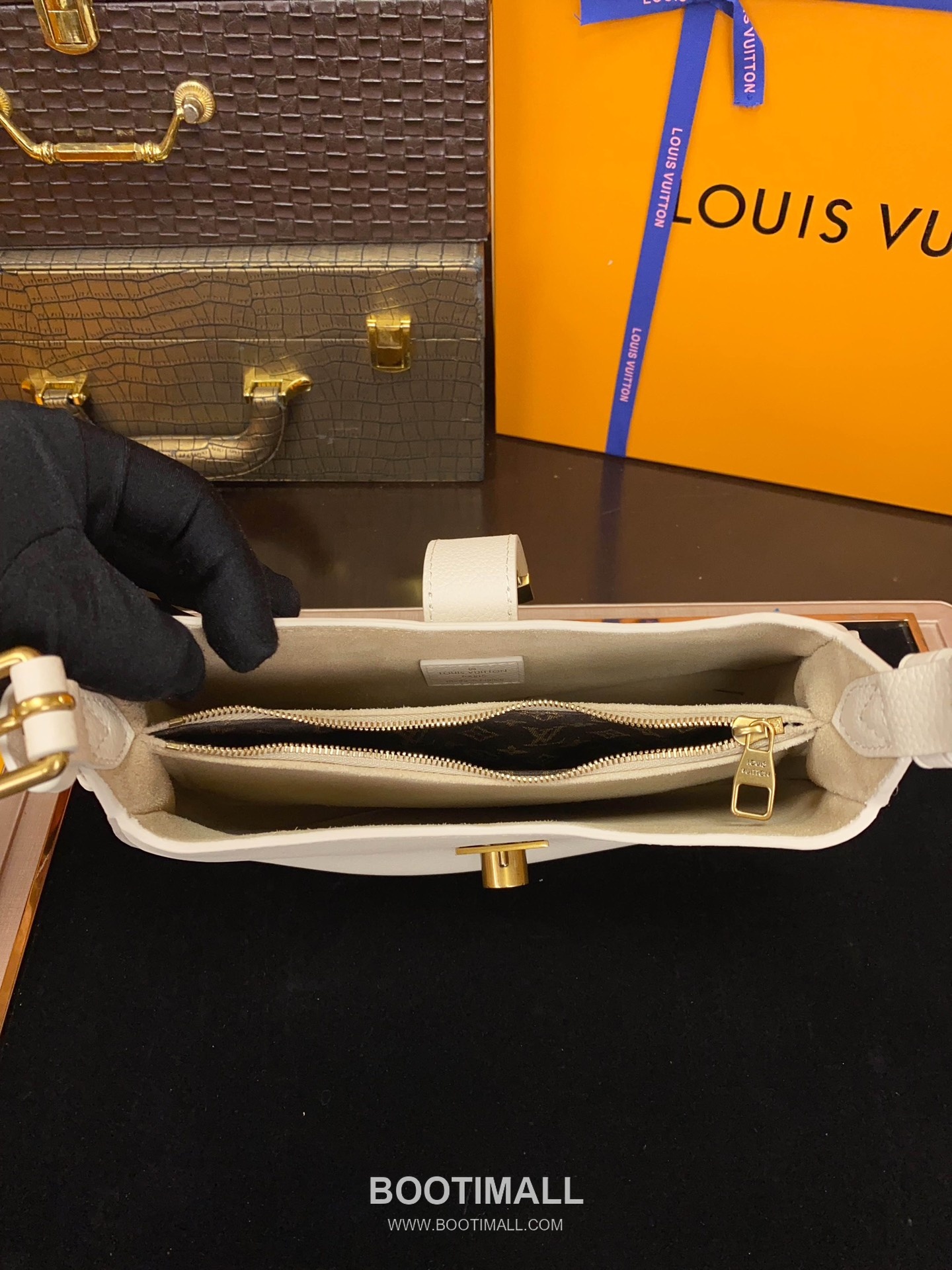 Louis Vuitton Low Key Calfskin Shoulder Bag with Padlock Strap 루이비통 로우키 카프스킨 패드락 스트랩 숄더백 브라운 M24990 26cm 8