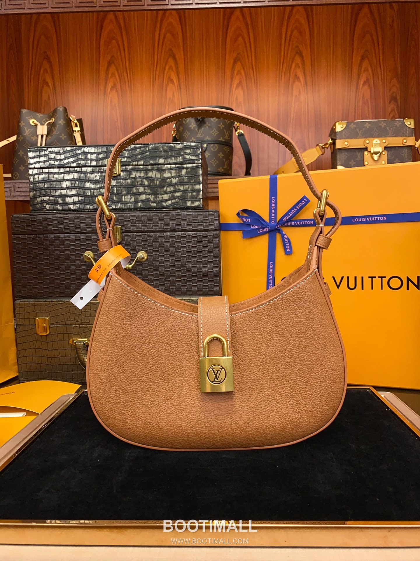 Louis Vuitton Low Key Calfskin Shoulder Bag with Padlock Strap 루이비통 로우키 카프스킨 패드락 스트랩 숄더백 브라운 M24885 26cm 1