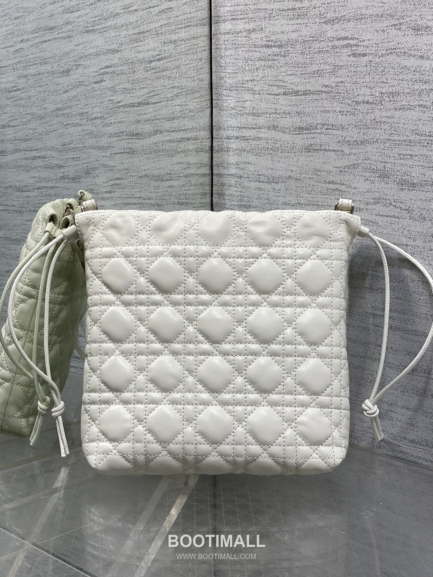 Dior Adiorable Lambskin Quilted Drawstring Bucket Bag with Bow Charm 디올 아디오러블 램스킨 퀼팅 보우 참 드로스트링 버킷백 블랙 20cm 5