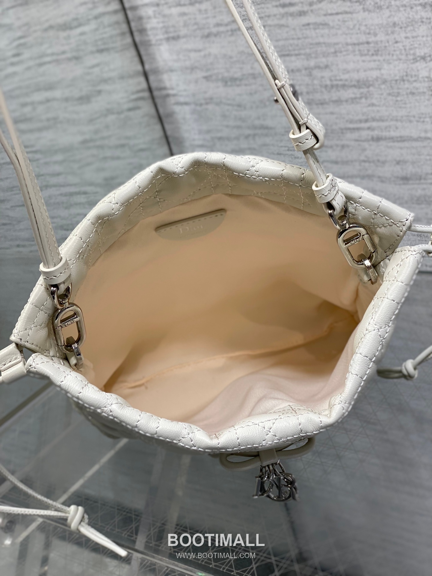 Dior Adiorable Lambskin Quilted Drawstring Bucket Bag with Bow Charm 디올 아디오러블 램스킨 퀼팅 보우 참 드로스트링 버킷백 블랙 20cm 9