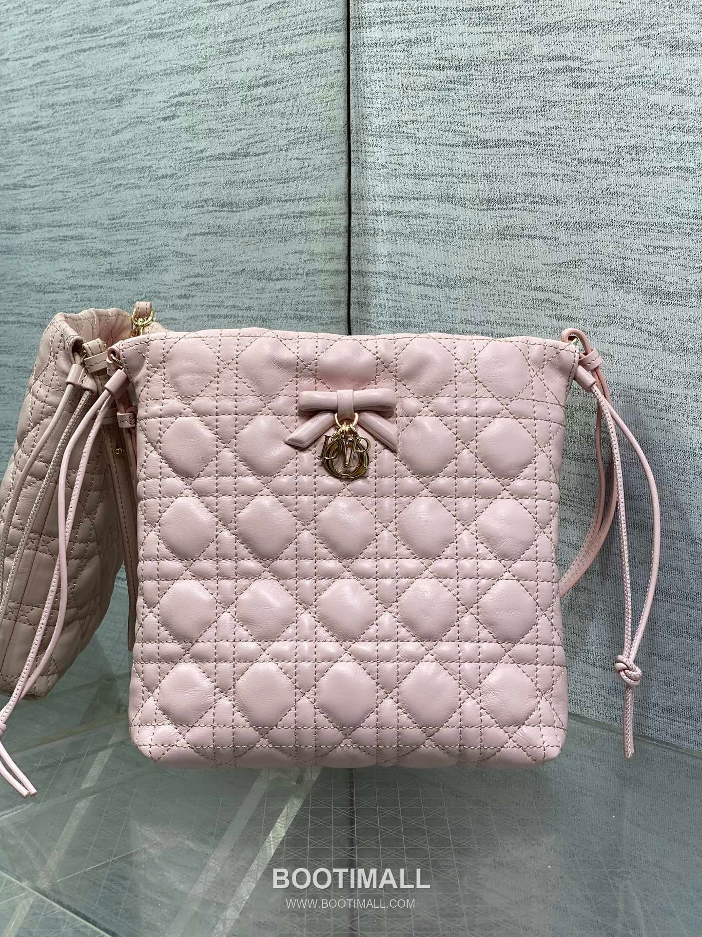 Dior Adiorable Lambskin Quilted Drawstring Bucket Bag with Bow Charm 디올 아디오러블 램스킨 퀼팅 보우 참 드로스트링 버킷백 블랙 20cm 2