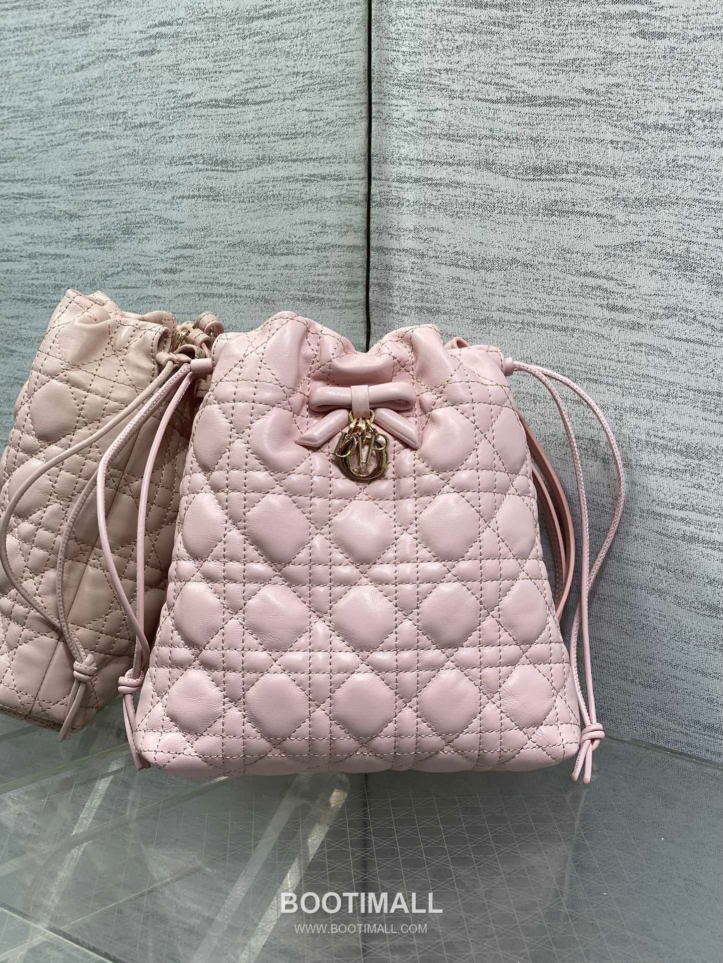 Dior Adiorable Lambskin Quilted Drawstring Bucket Bag with Bow Charm 디올 아디오러블 램스킨 퀼팅 보우 참 드로스트링 버킷백 블랙 20cm 3