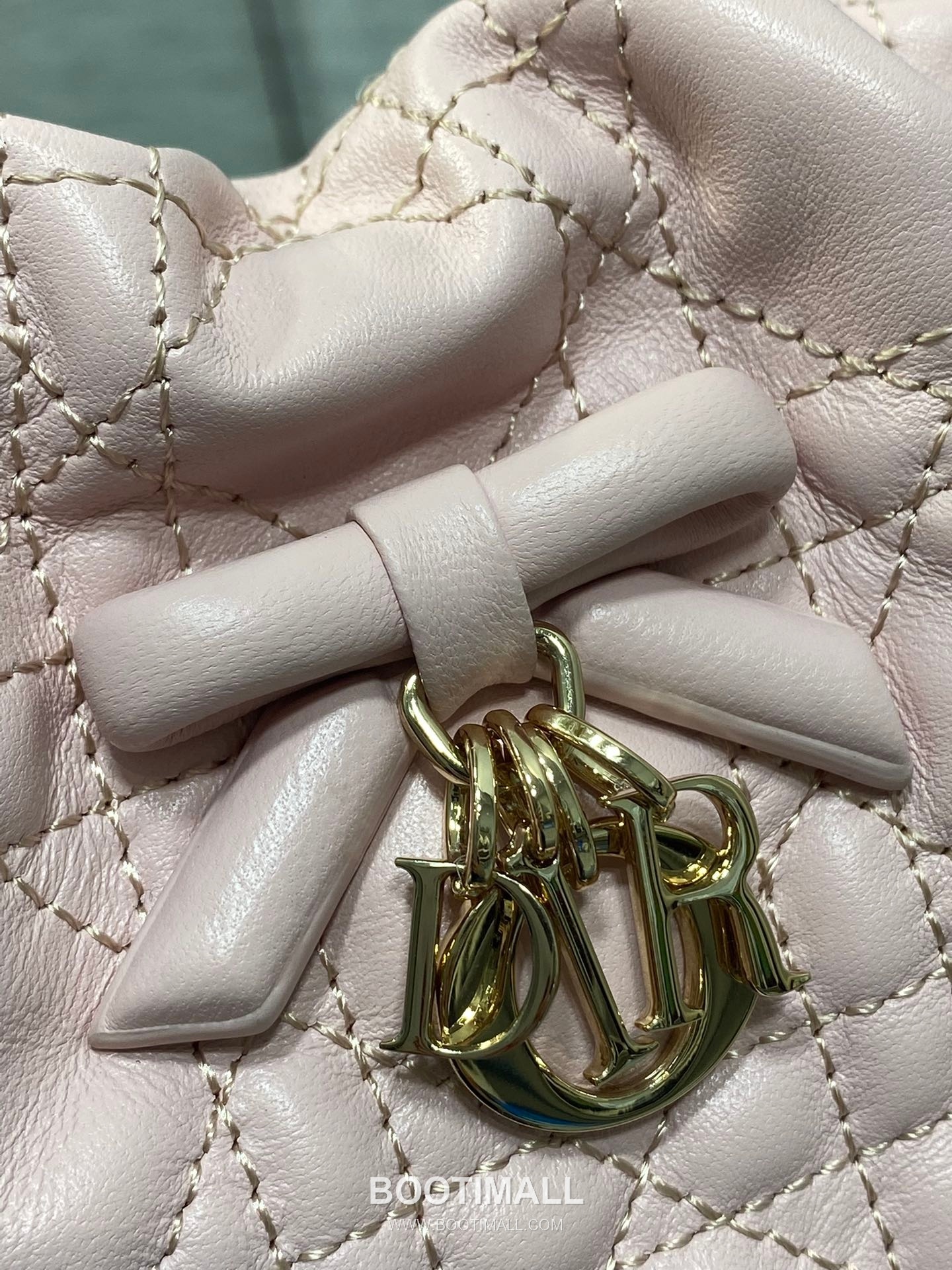 Dior Adiorable Lambskin Quilted Drawstring Bucket Bag with Bow Charm 디올 아디오러블 램스킨 퀼팅 보우 참 드로스트링 버킷백 블랙 20cm 4