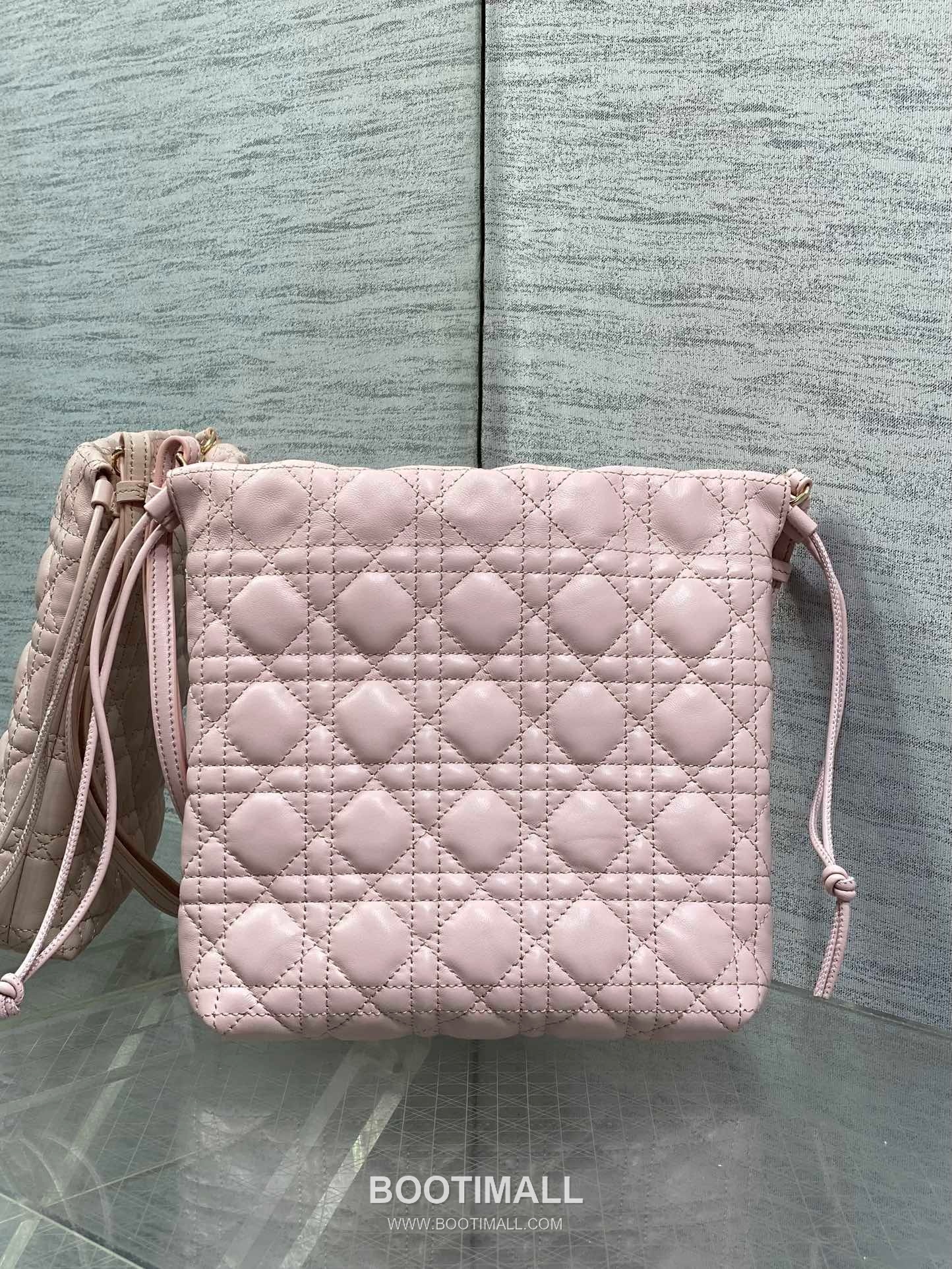 Dior Adiorable Lambskin Quilted Drawstring Bucket Bag with Bow Charm 디올 아디오러블 램스킨 퀼팅 보우 참 드로스트링 버킷백 블랙 20cm 5