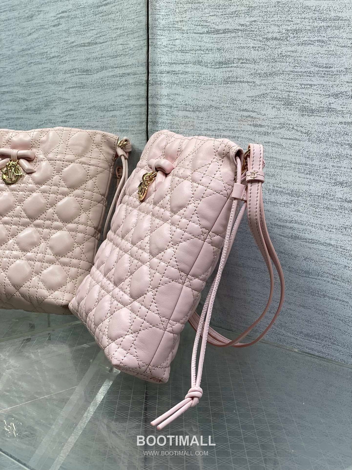 Dior Adiorable Lambskin Quilted Drawstring Bucket Bag with Bow Charm 디올 아디오러블 램스킨 퀼팅 보우 참 드로스트링 버킷백 블랙 20cm 7