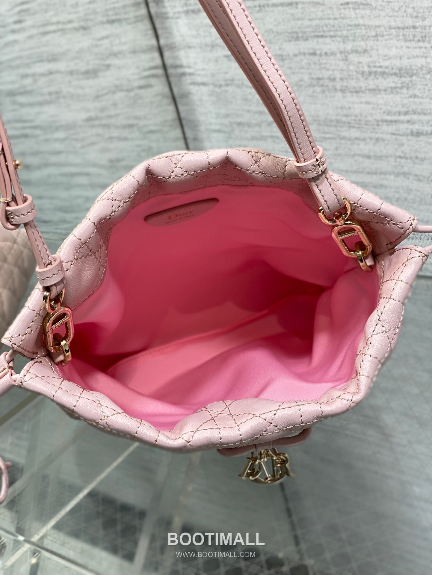 Dior Adiorable Lambskin Quilted Drawstring Bucket Bag with Bow Charm 디올 아디오러블 램스킨 퀼팅 보우 참 드로스트링 버킷백 블랙 20cm 9