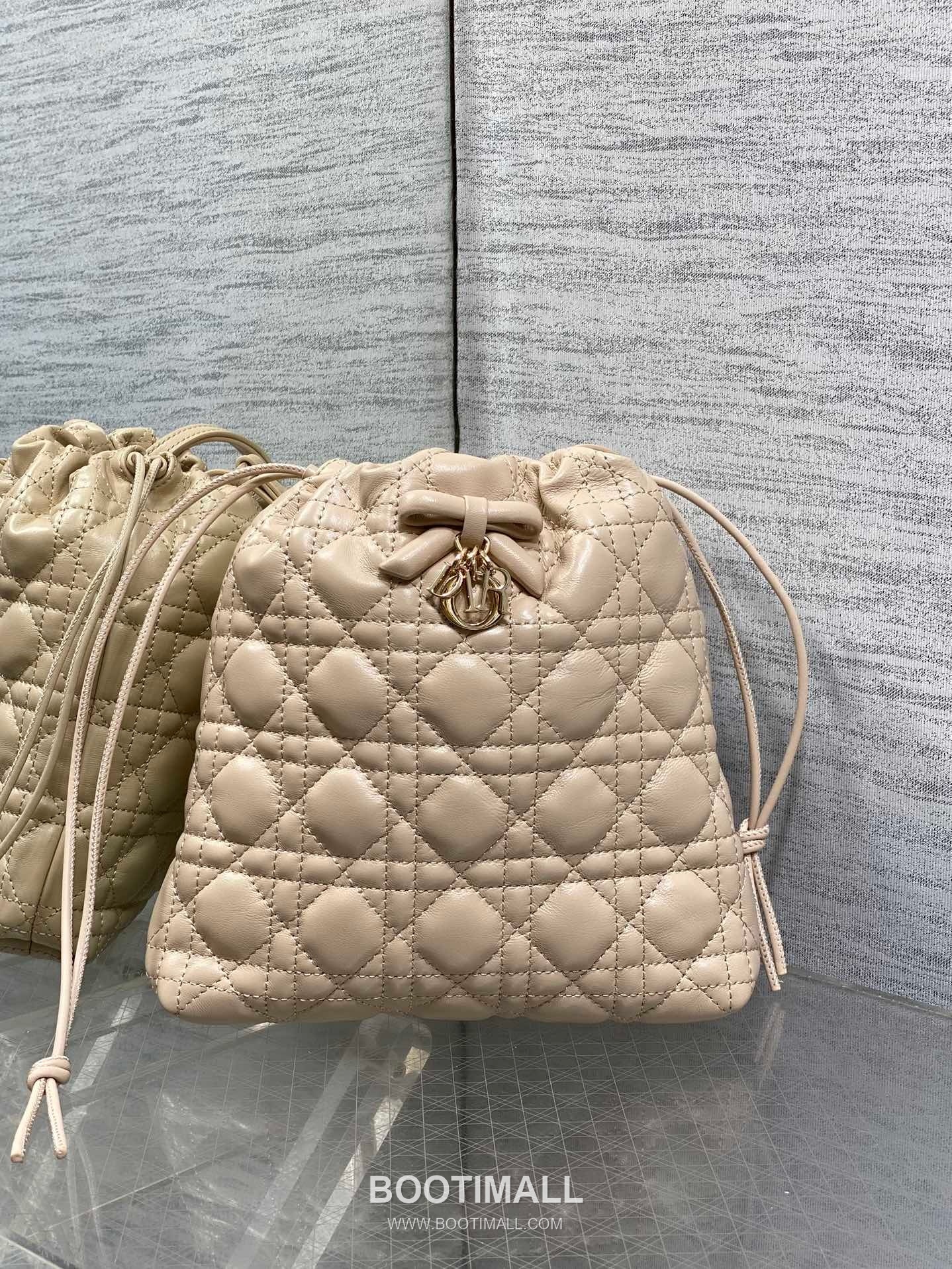 Dior Adiorable Lambskin Quilted Drawstring Bucket Bag with Bow Charm 디올 아디오러블 램스킨 퀼팅 보우 참 드로스트링 버킷백 블랙 20cm 3