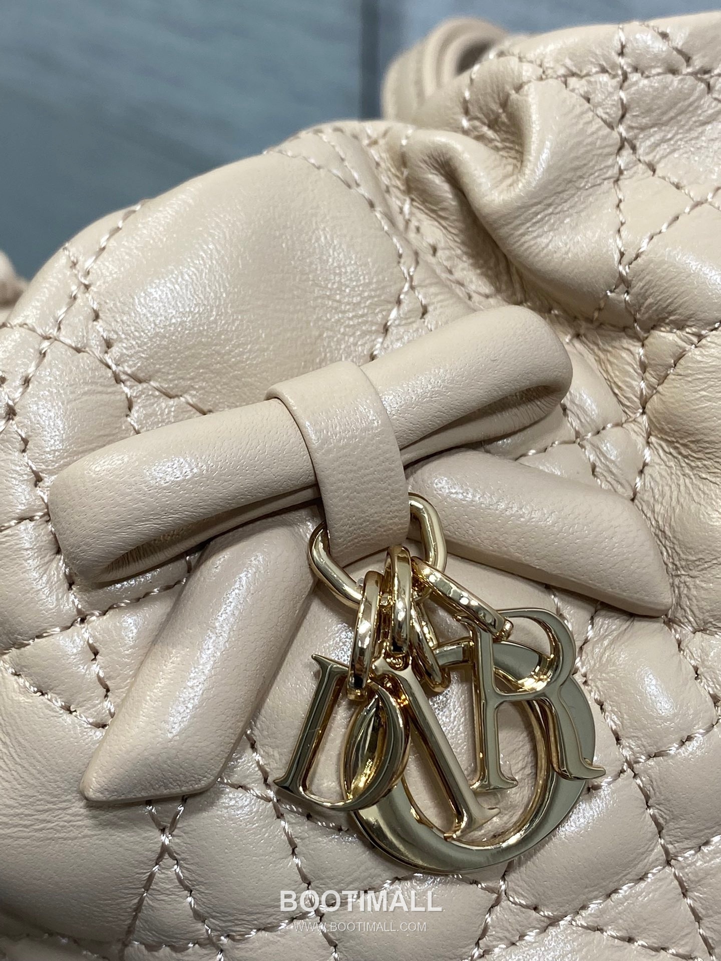 Dior Adiorable Lambskin Quilted Drawstring Bucket Bag with Bow Charm 디올 아디오러블 램스킨 퀼팅 보우 참 드로스트링 버킷백 블랙 20cm 4