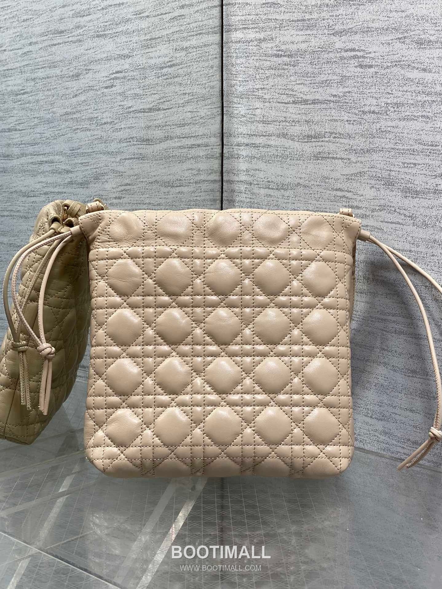 Dior Adiorable Lambskin Quilted Drawstring Bucket Bag with Bow Charm 디올 아디오러블 램스킨 퀼팅 보우 참 드로스트링 버킷백 블랙 20cm 5