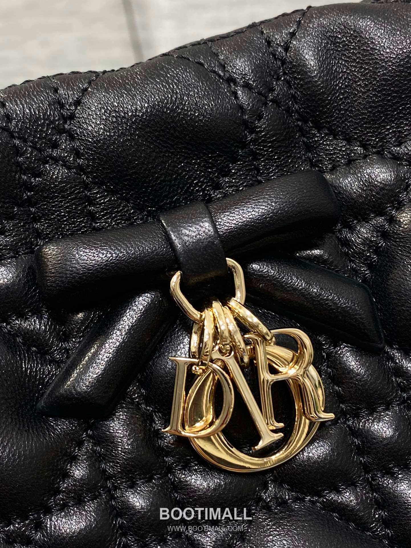 Dior Adiorable Lambskin Quilted Drawstring Bucket Bag with Bow Charm 디올 아디오러블 램스킨 퀼팅 보우 참 드로스트링 버킷백 블랙 20cm 4